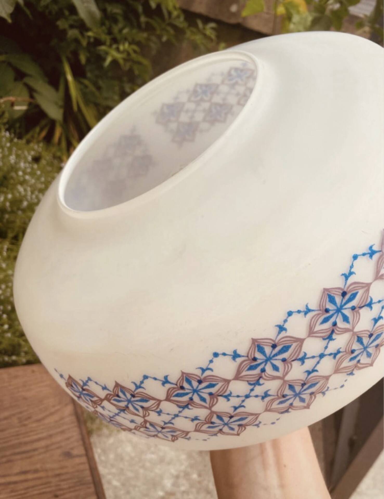 Suspension in opaline milk glass
