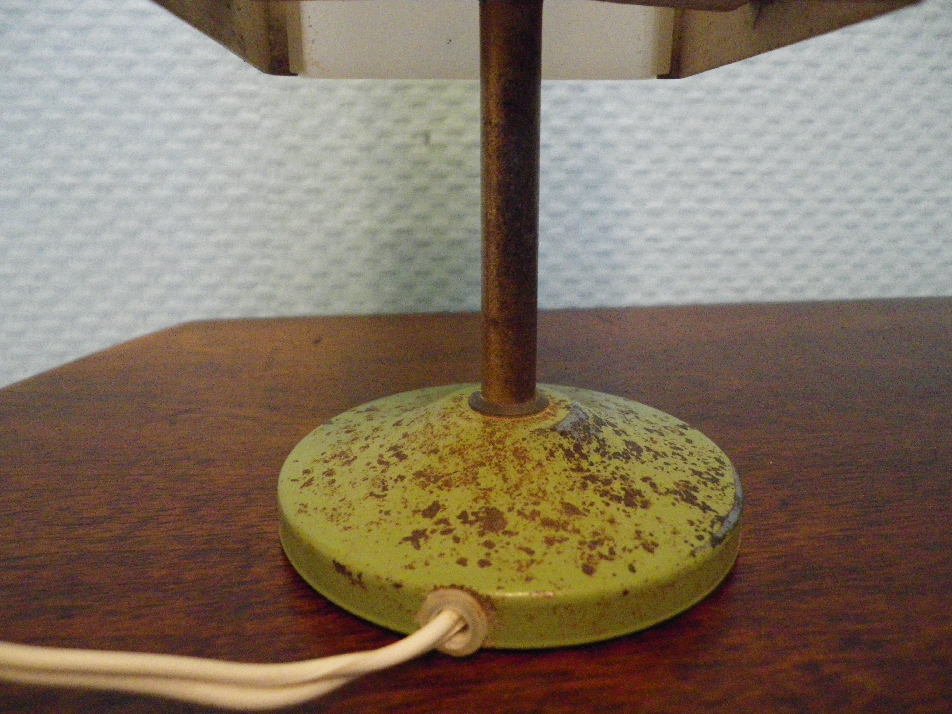 Lampe à poser, en métal et pvc, années 40/50