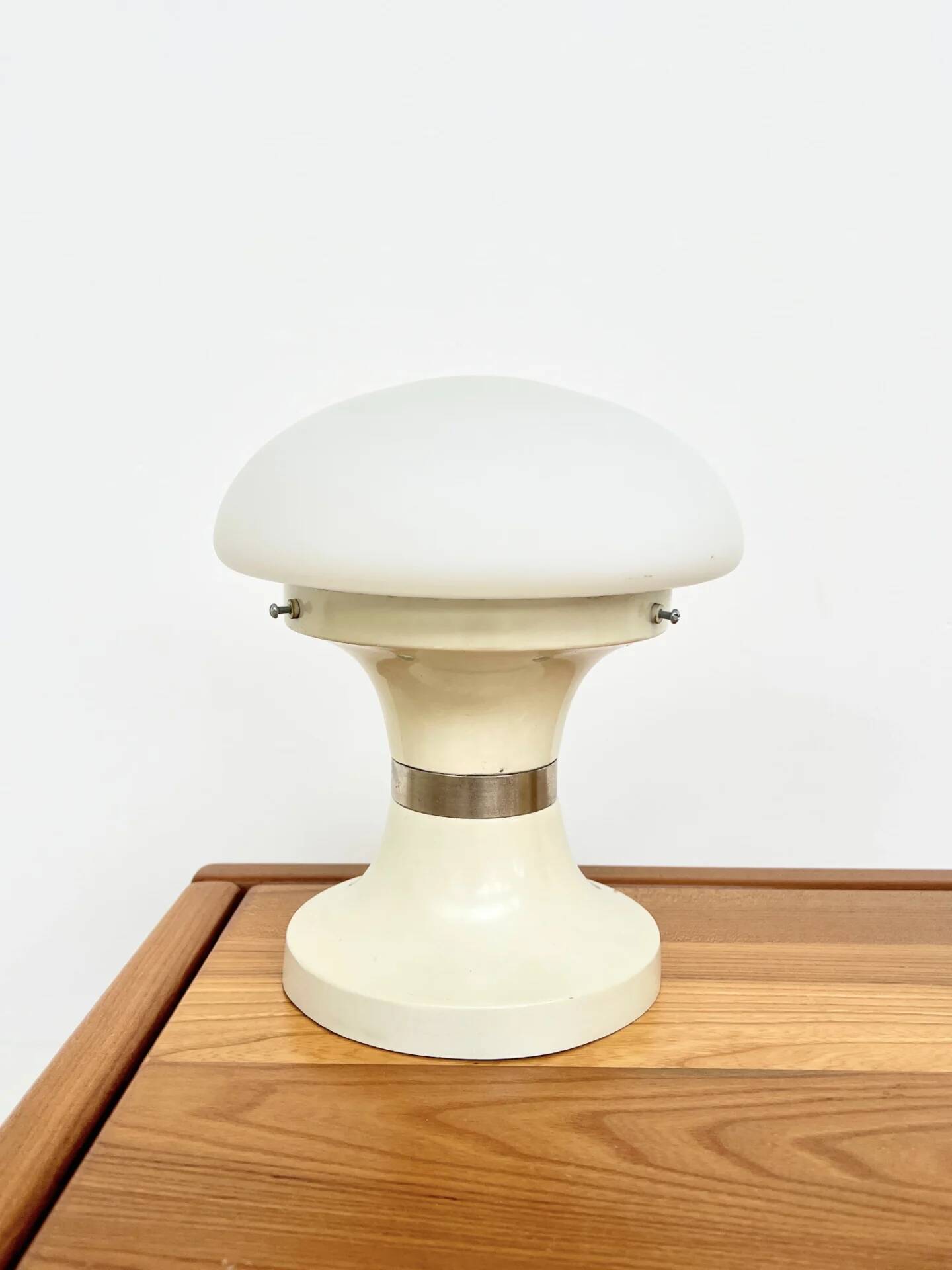 Paire de lampes champignon — Opaline blanche et métal laqué — Années 70