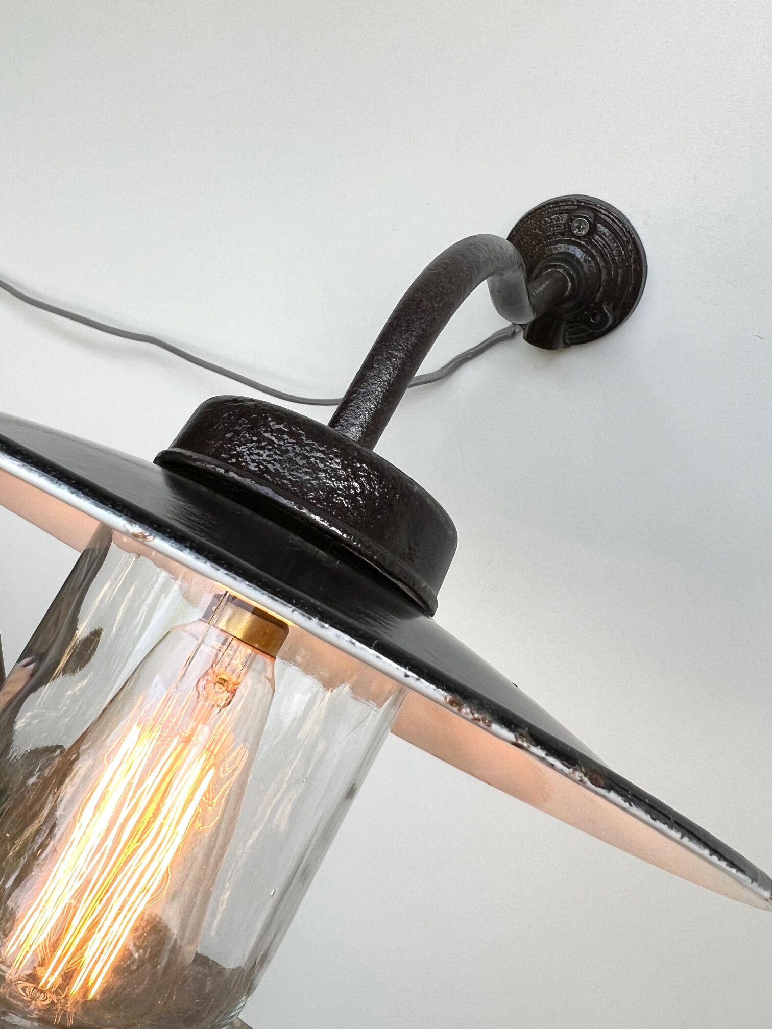 Applique 1930 lampe col de cygne en fonte d'acier patine noir brun email noir