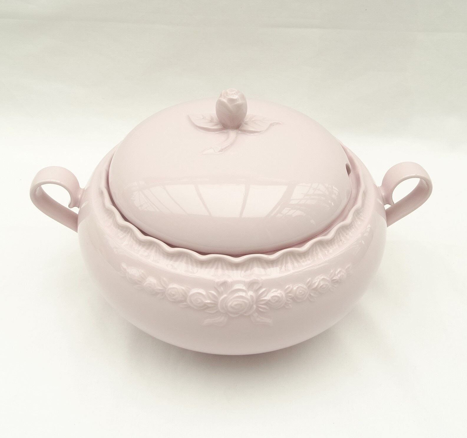 Porcelain tureen
