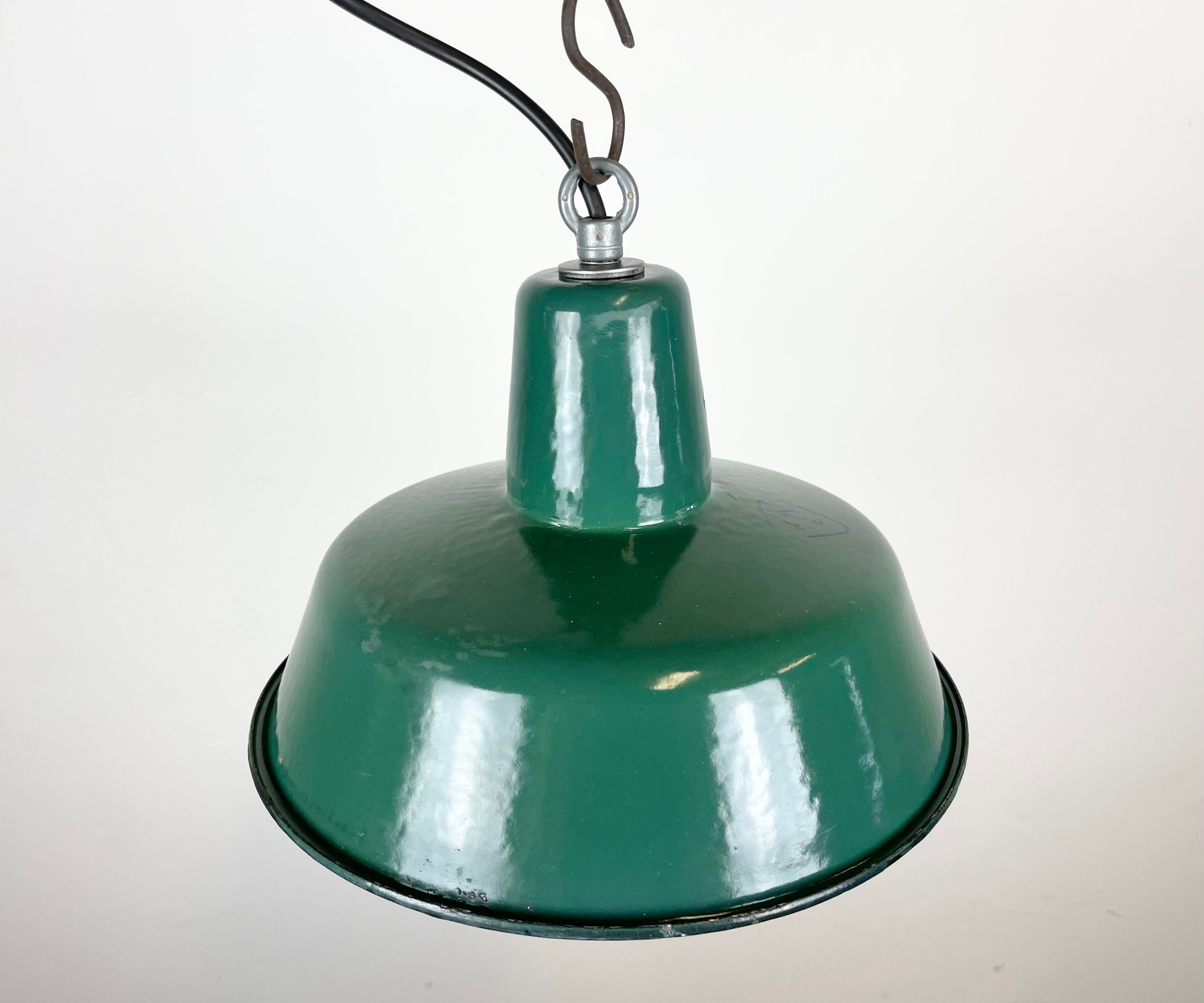 Industrial green enamel pendant lamp, 1960s