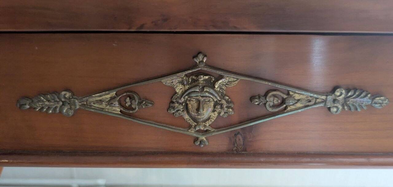 Oval dining table