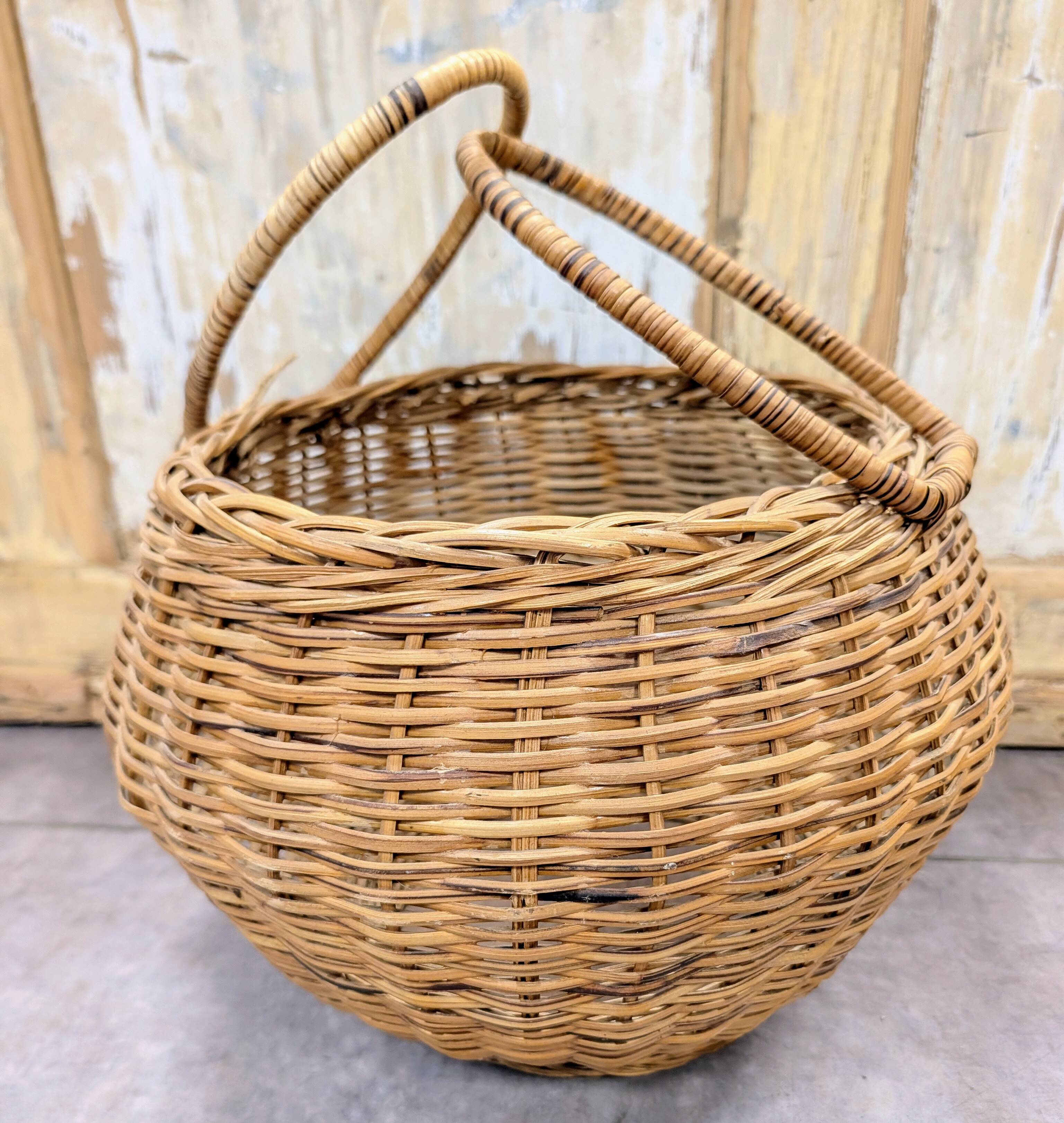 Panier boule en rotin tressé à anse