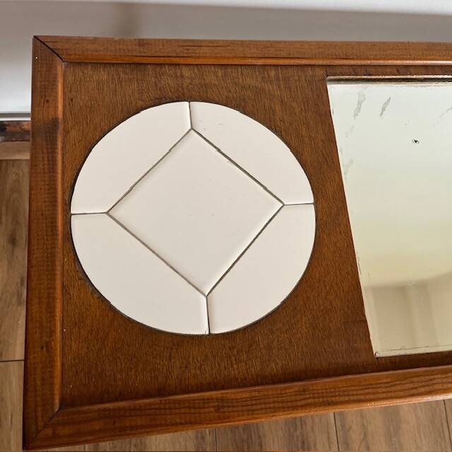 Table basse artisanale et fonctionnelle