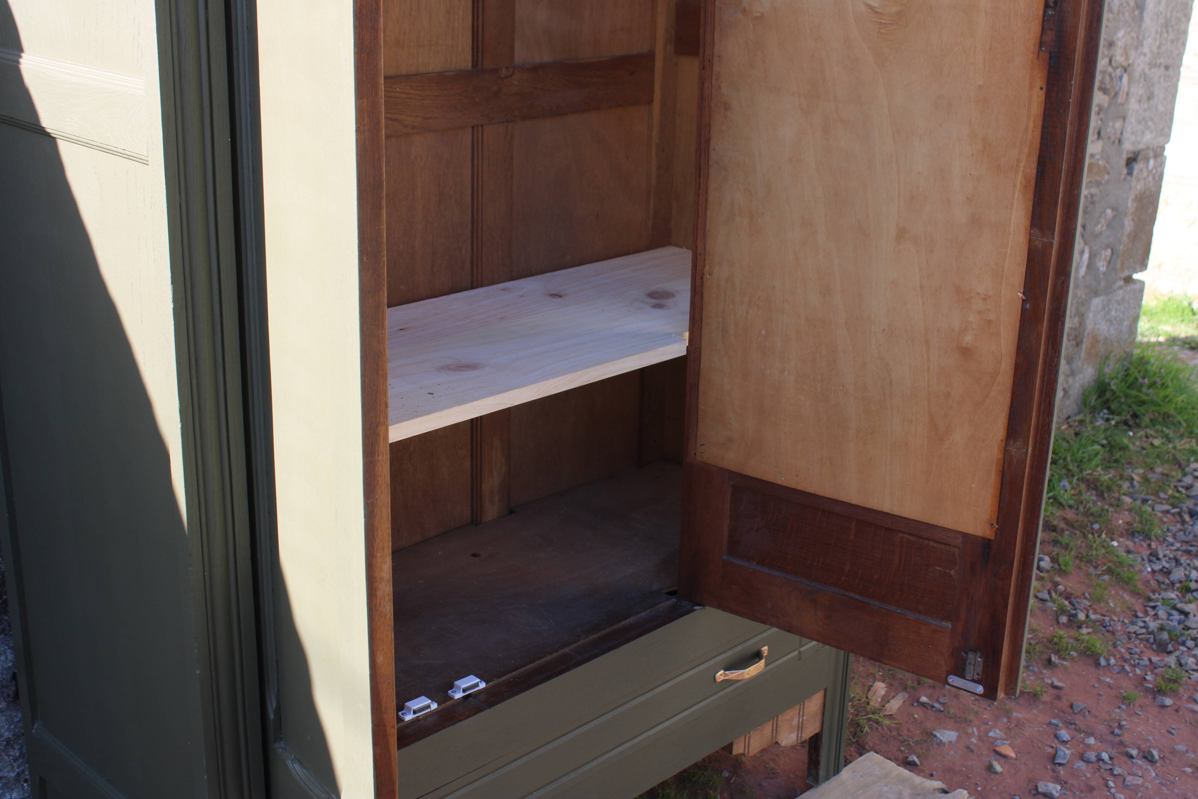 Art Deco wardrobe with three doors – Kaki Barda (Liberon)