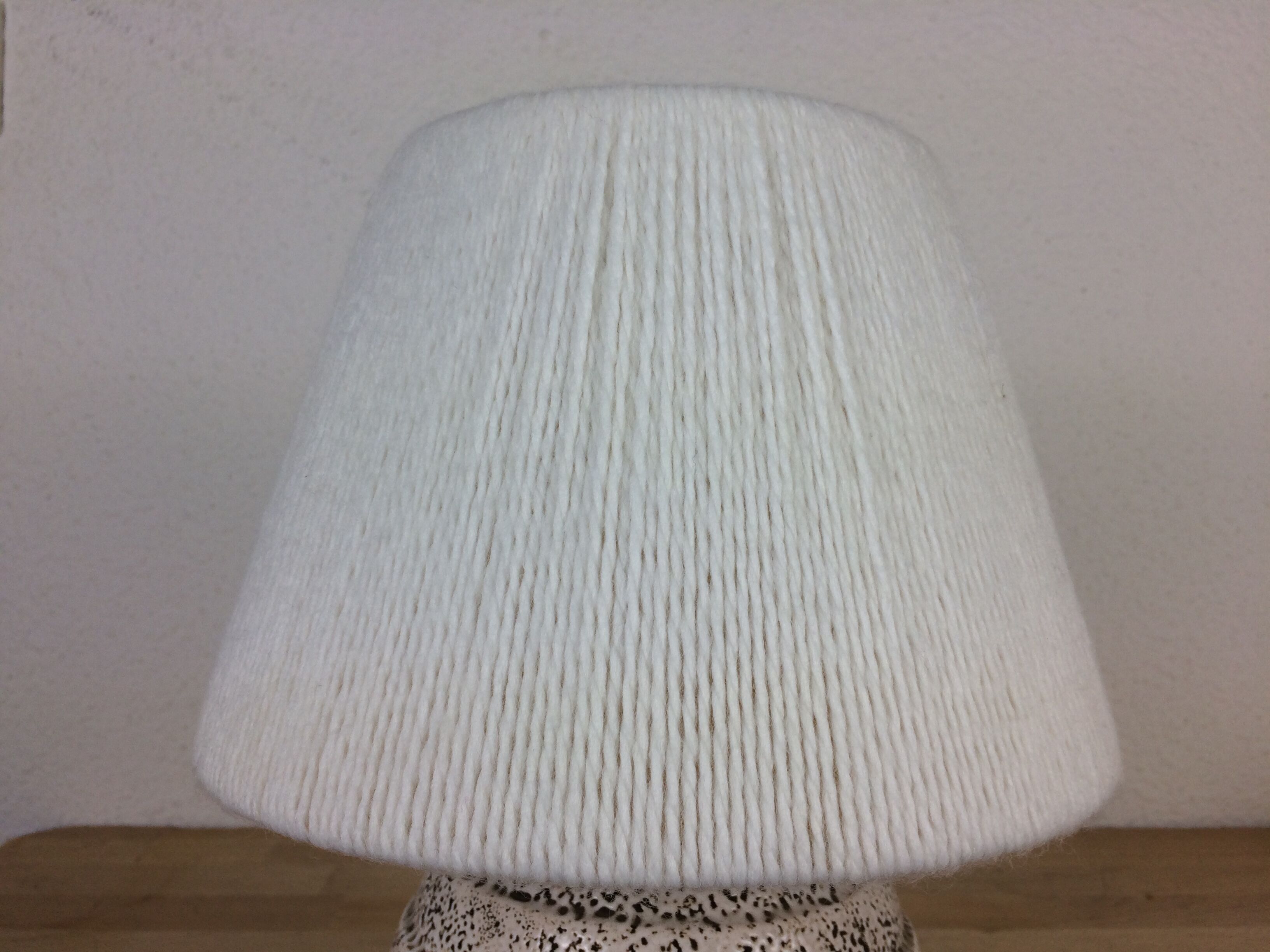 Lampe boule art déco, céramique crispée blanche, abat jour laine