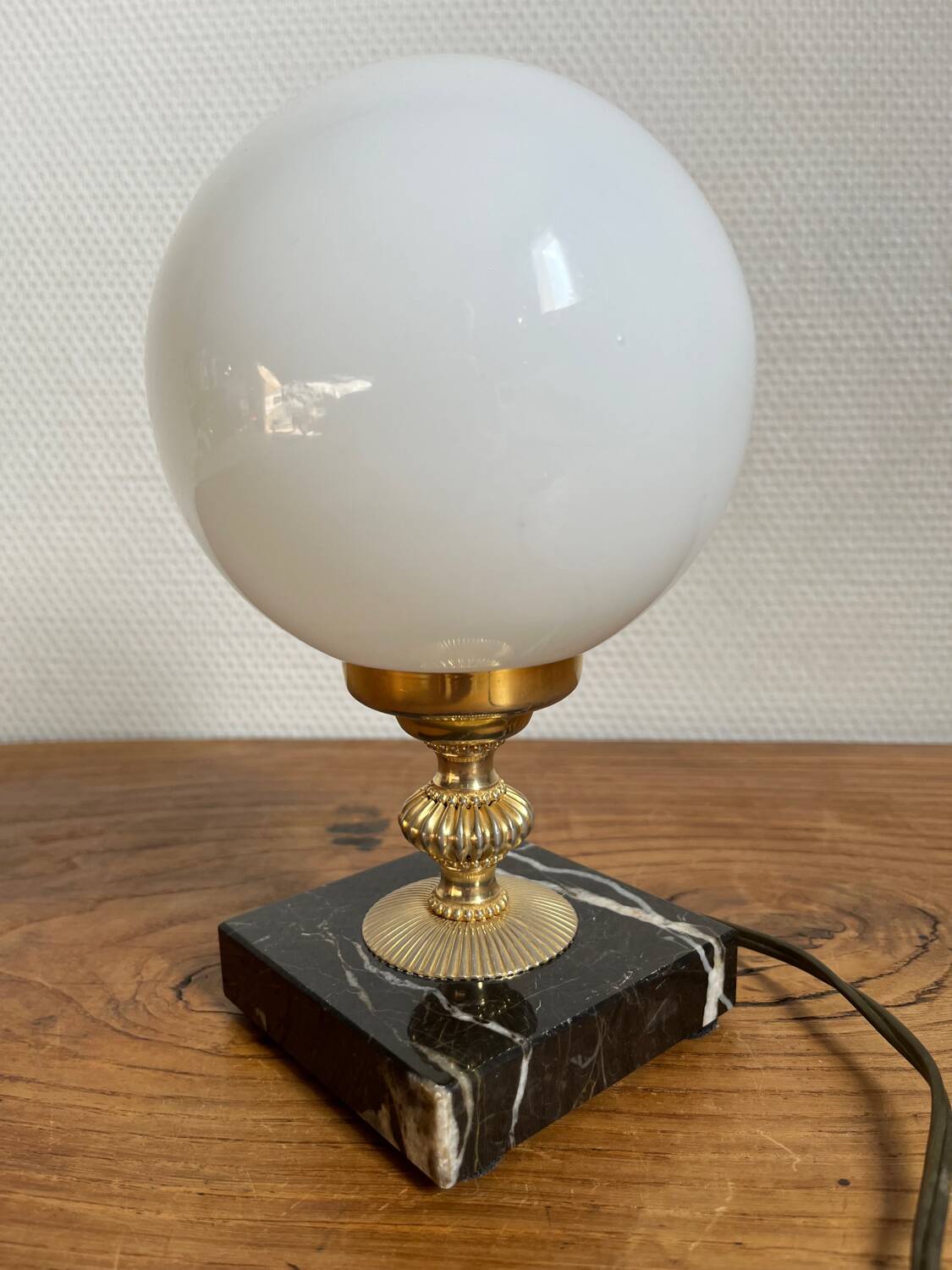 Table lamp in marble, gold metal, opaline globe
