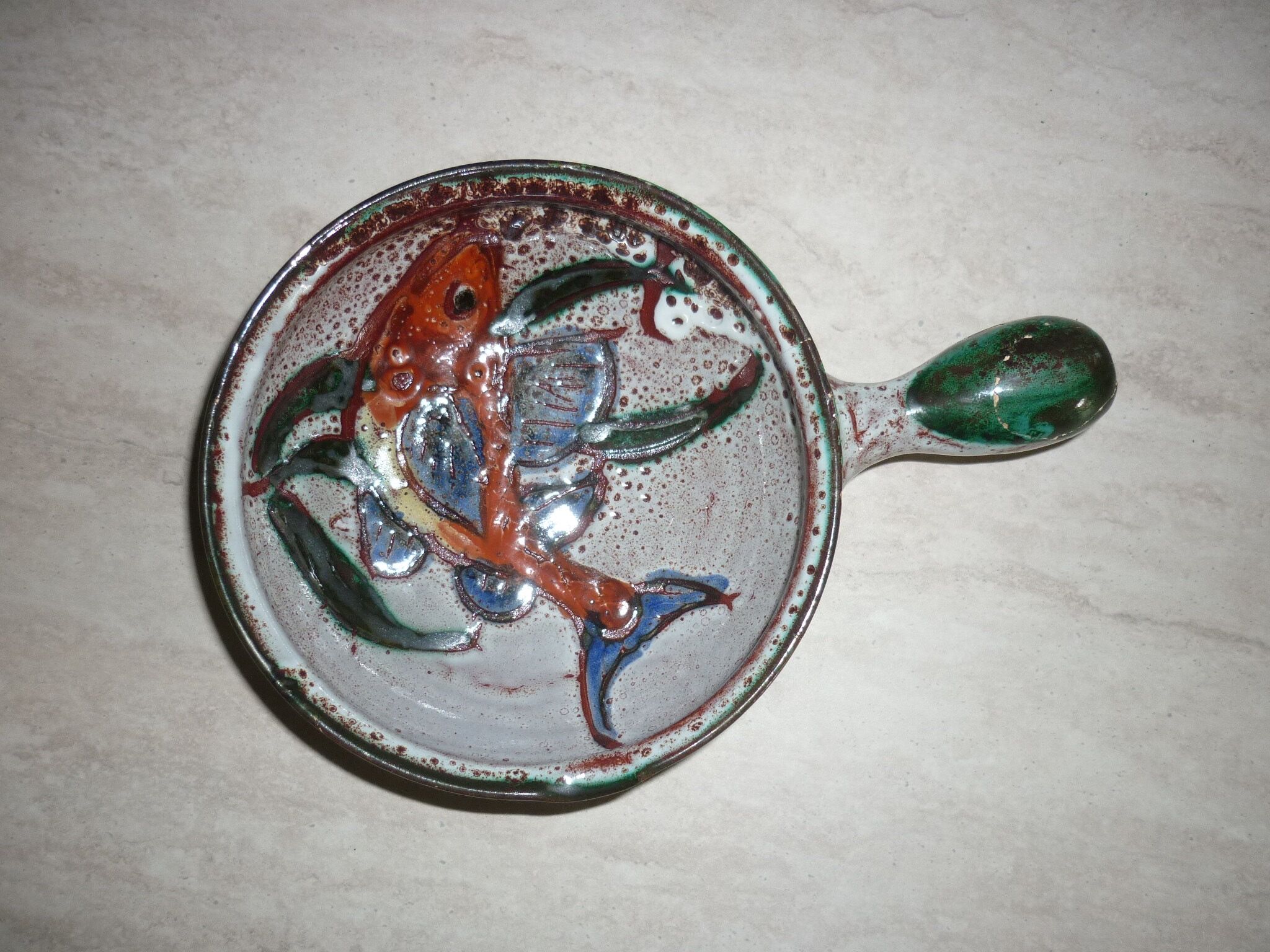 Frying pan with fat lava and ceramic fish decor