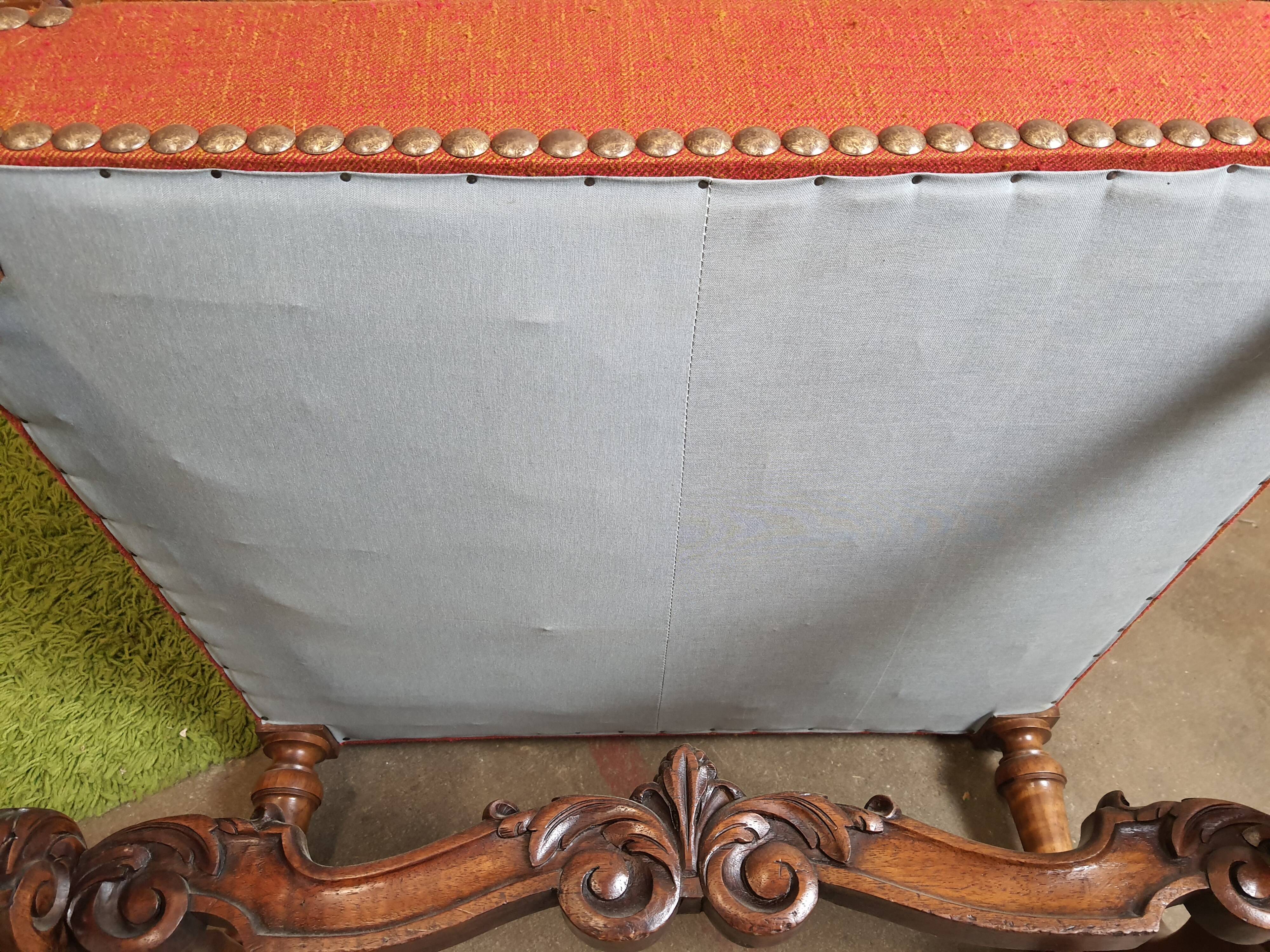 Ancien fauteuil de style bois et tissu décor licorne