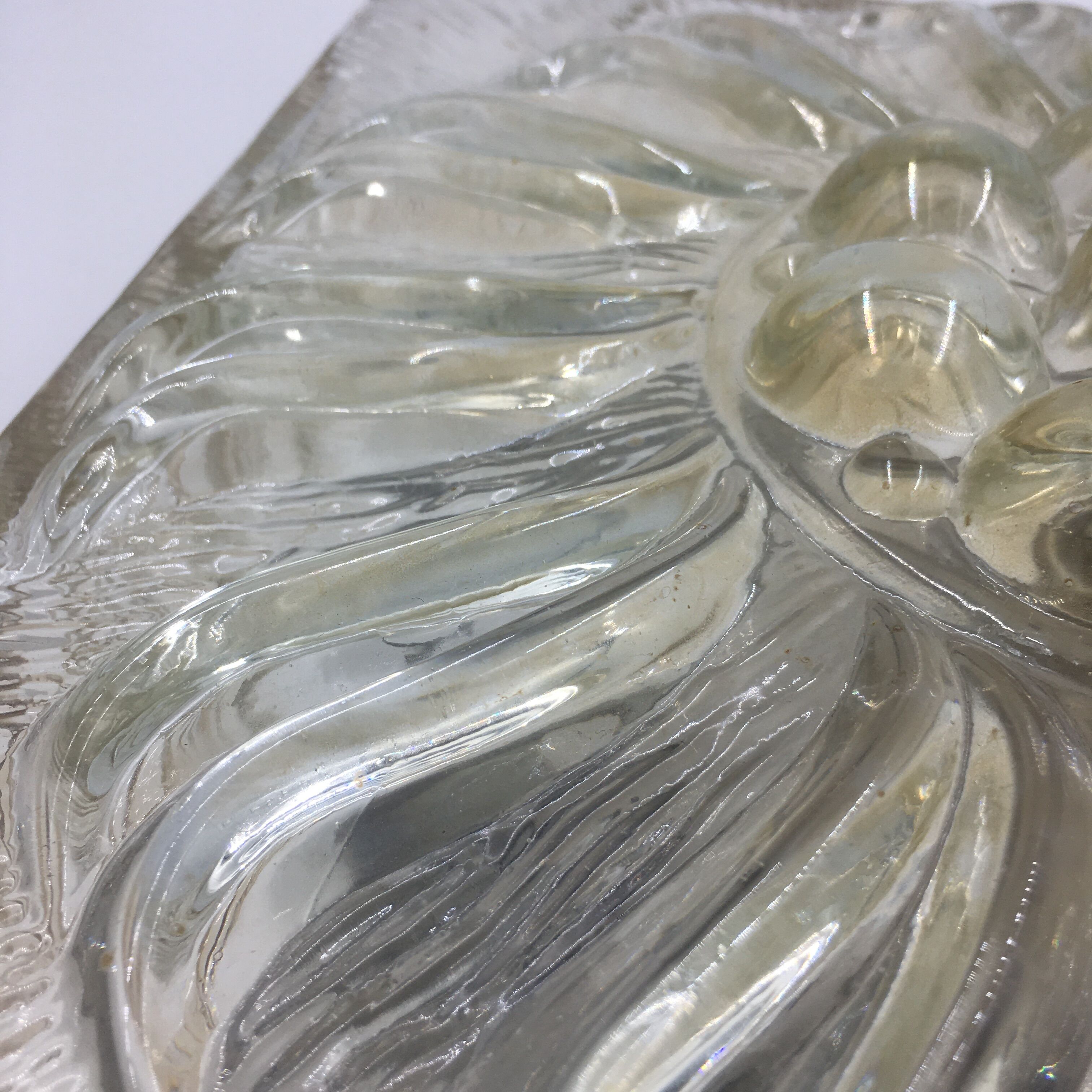 Applique en verre moulé en relief