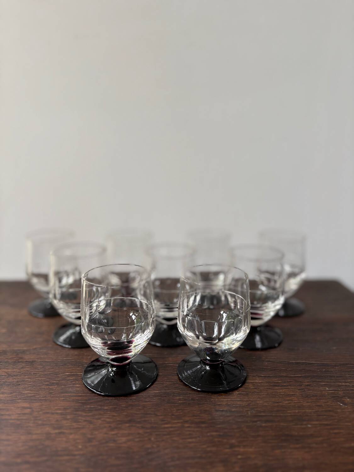 Set of 9 digestive glasses with chiseled garnet art deco feet