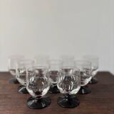 Set of 9 digestive glasses with chiseled garnet art deco feet