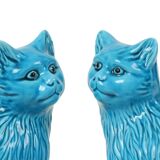 Paire de statues de chats émaillés bleus en céramique chinoise