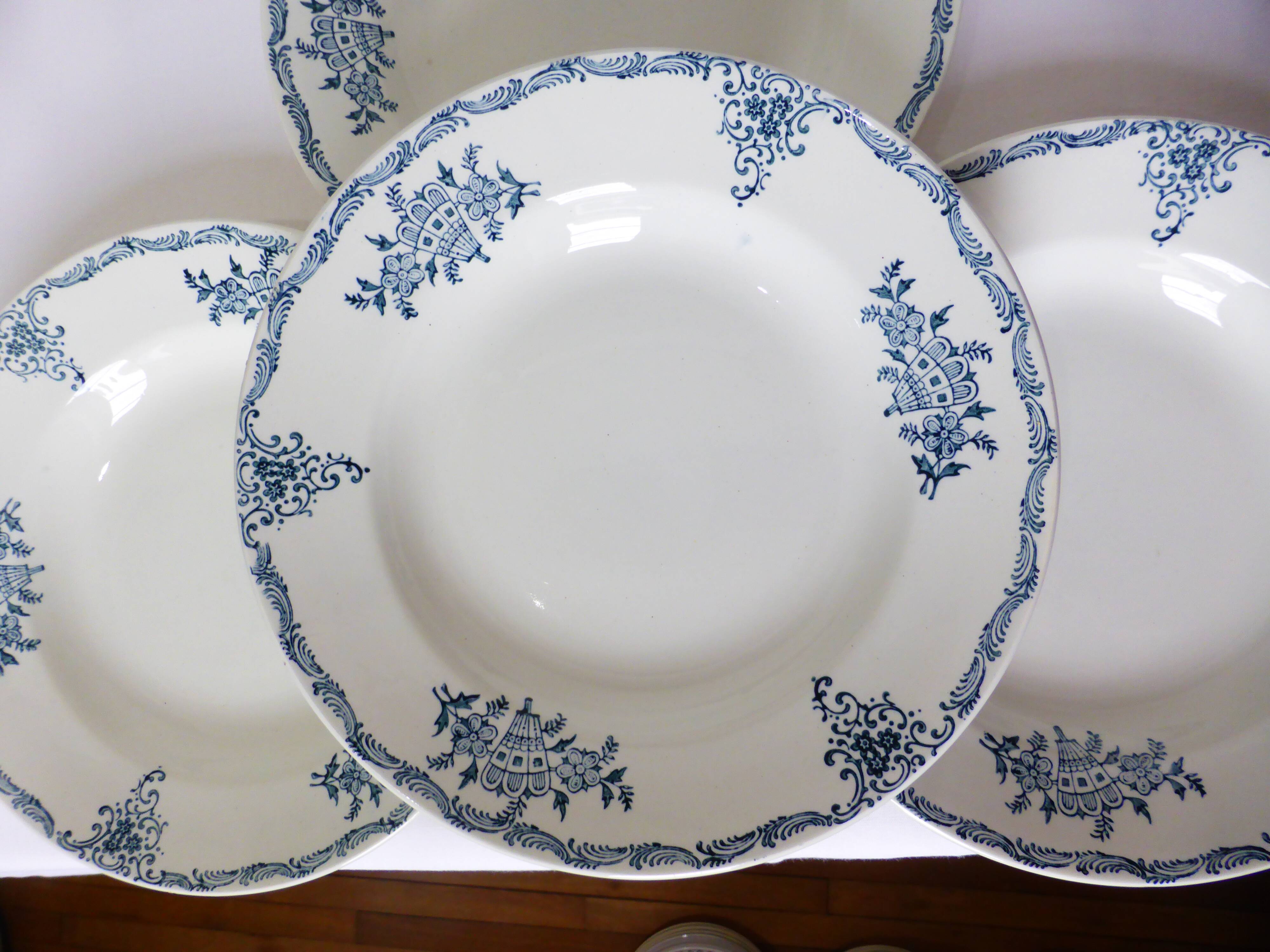 4 assiettes creuses en terre de fer de St Amand 220504