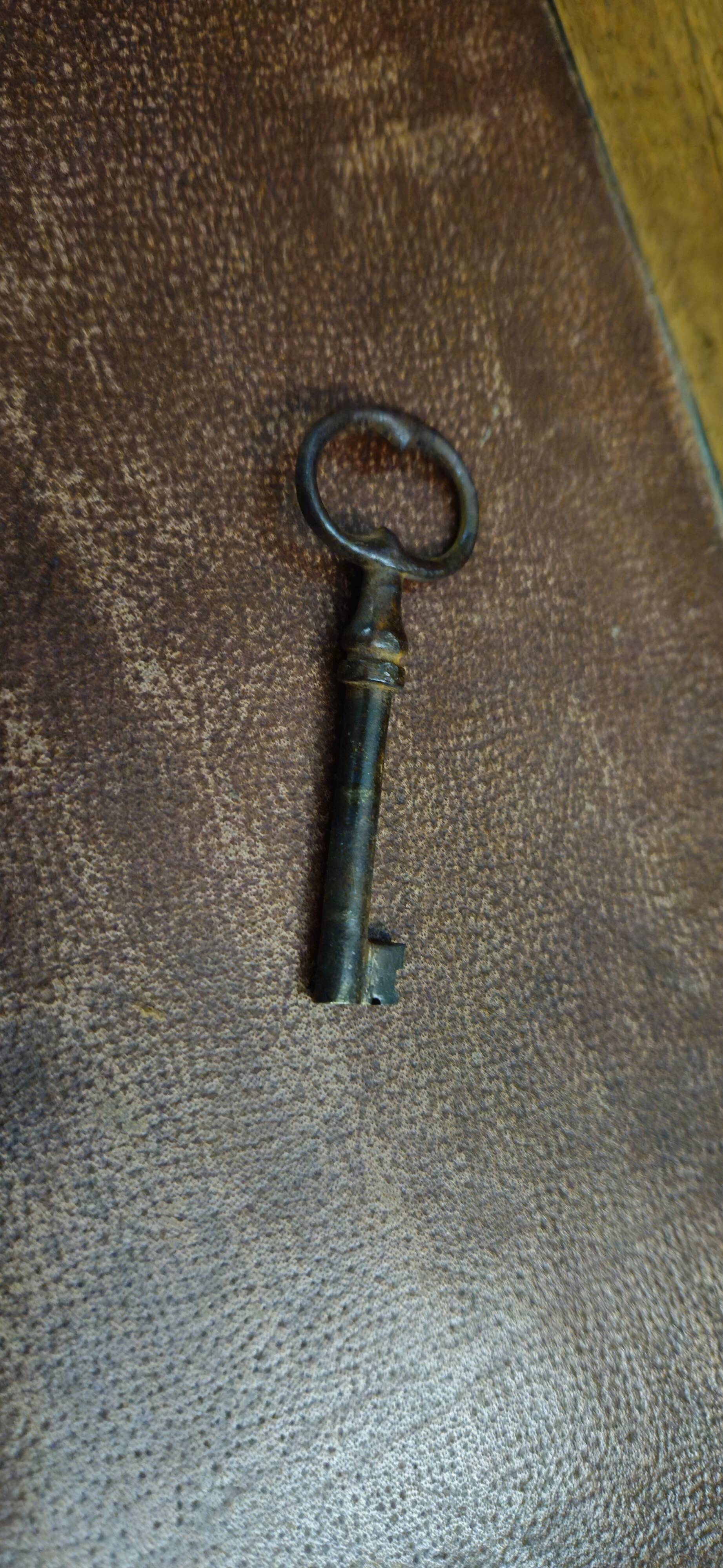 Bureau de pente - commode-scriban galbé en noyer et marquéterie – ép. LXV