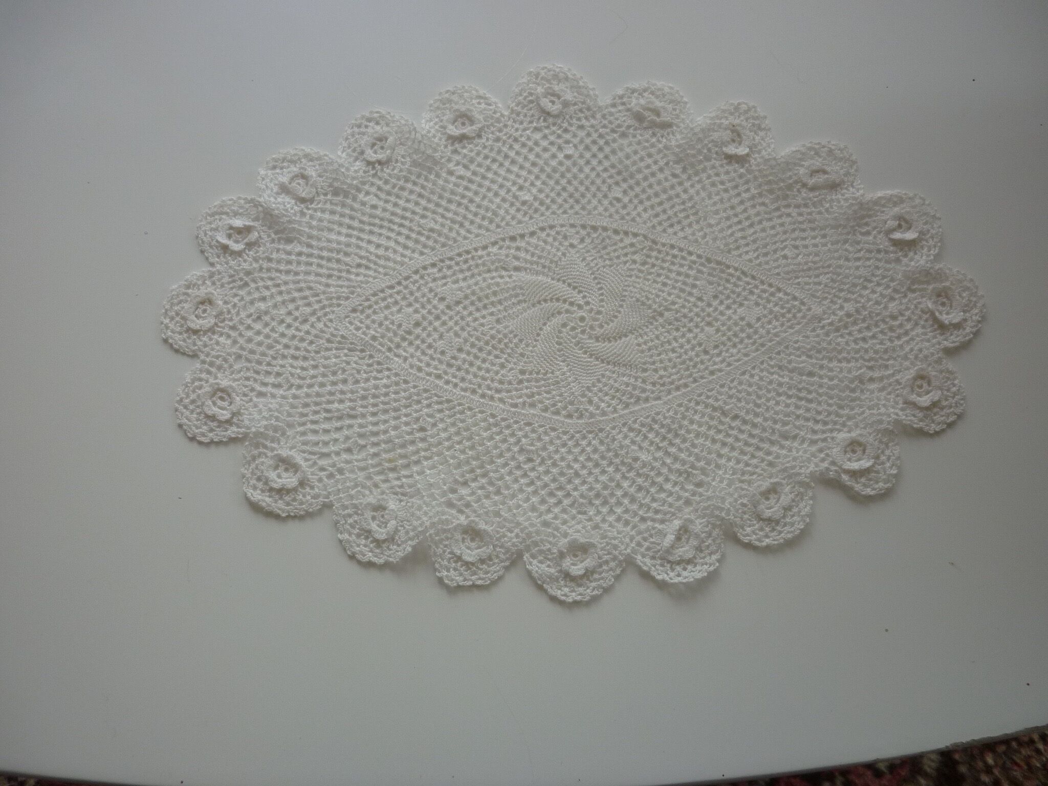 Oval white placemat in crocheted cotton
