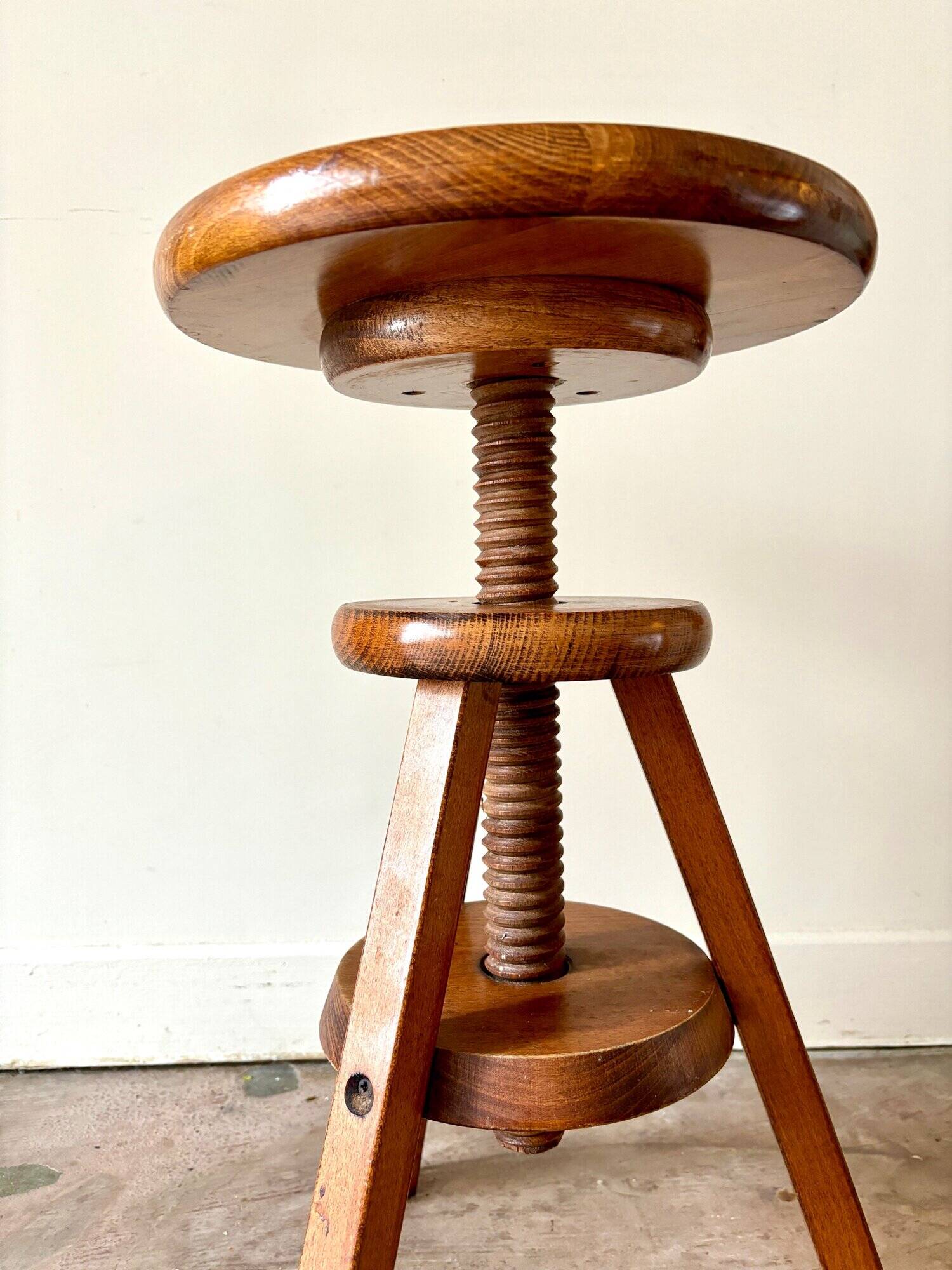 Wooden screw tripod stool