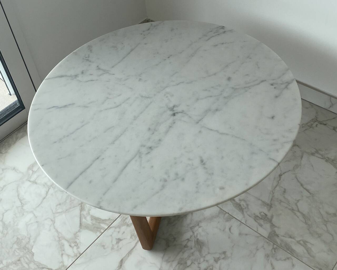 Guéridon / low table in Carrara marble and solid wood