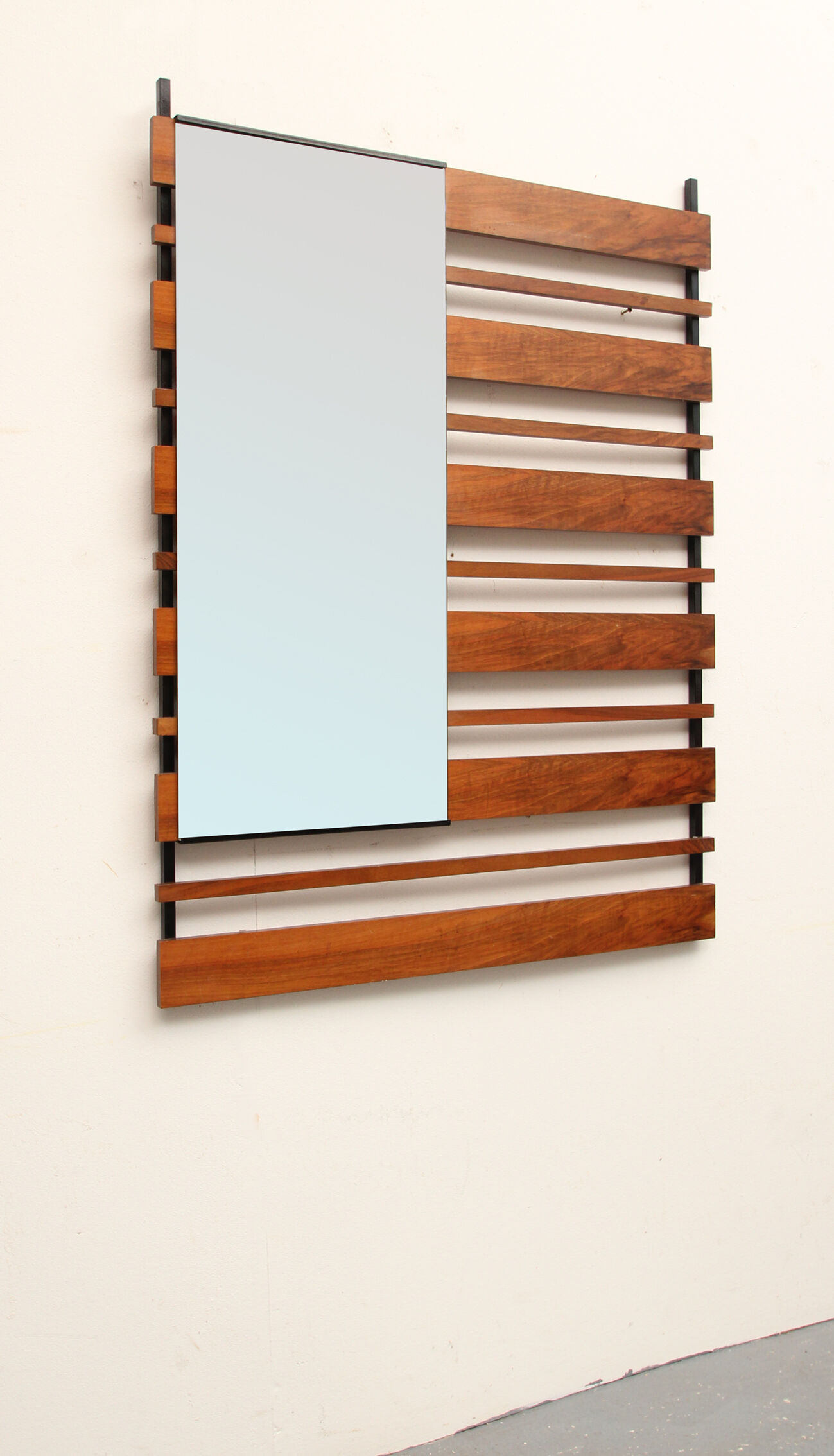 Wall mirror in walnut 60 - 80x106cm