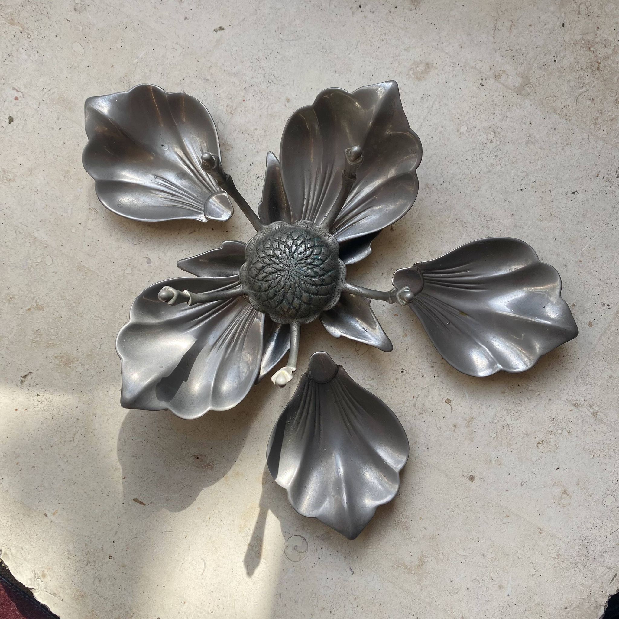 Vintage flower ashtray with removable petals