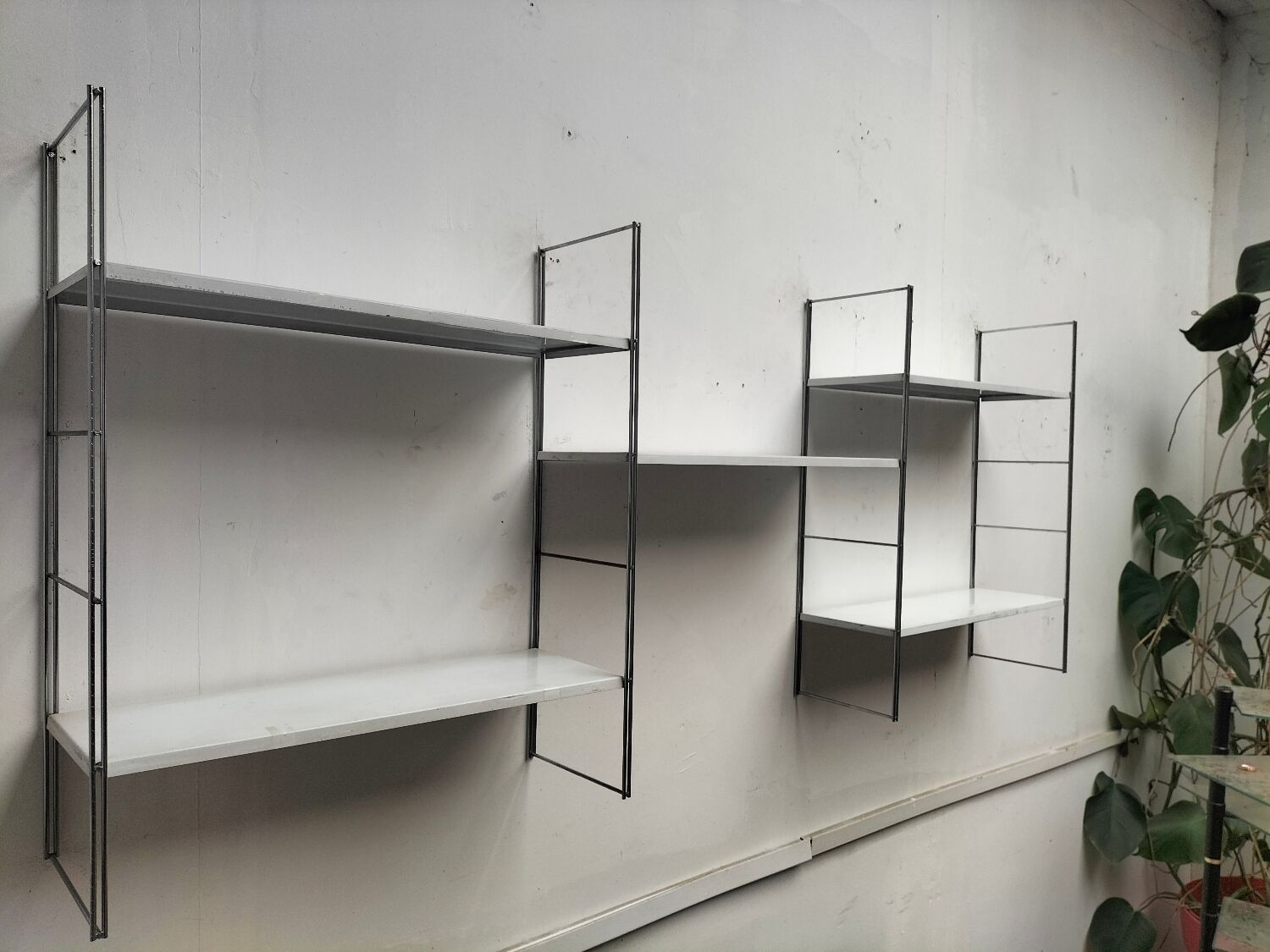 Metal string shelf