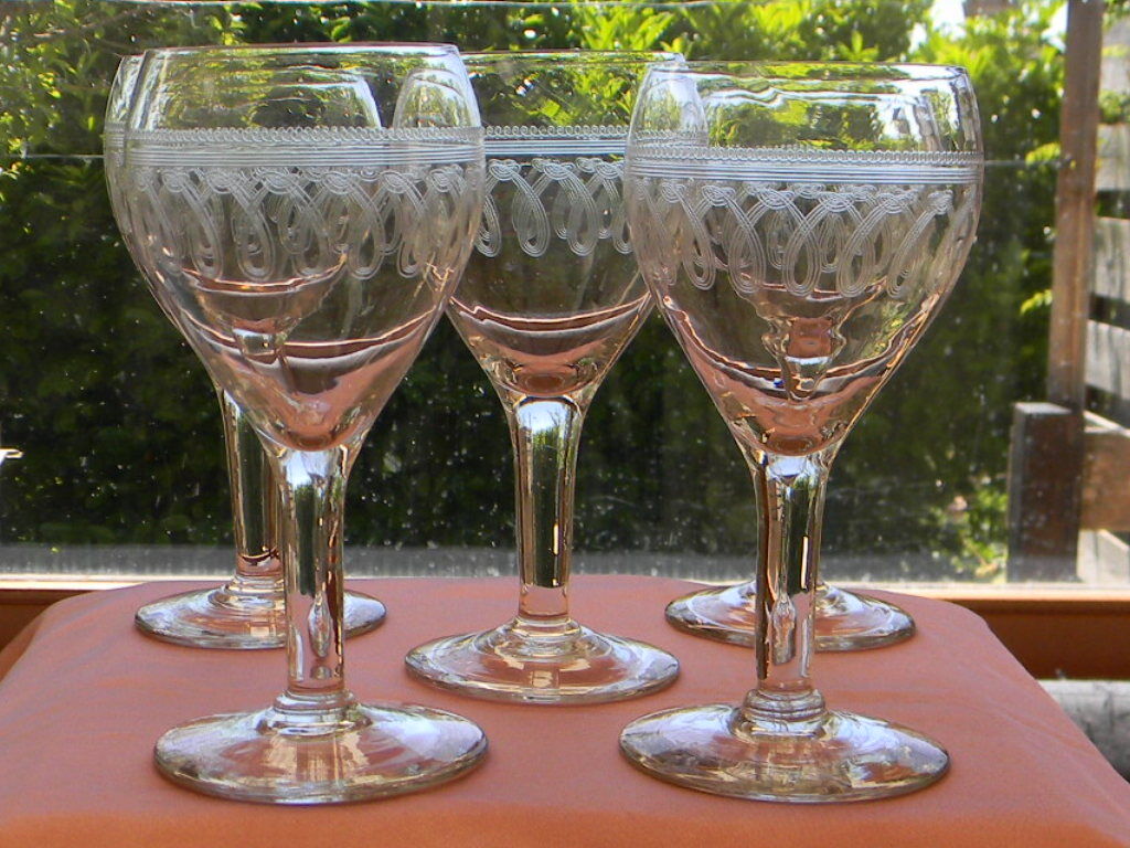 Lot de 5 verres anciens en verre frise gravée