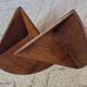 Paire de petites étagères d'angle en bois, circa 1950