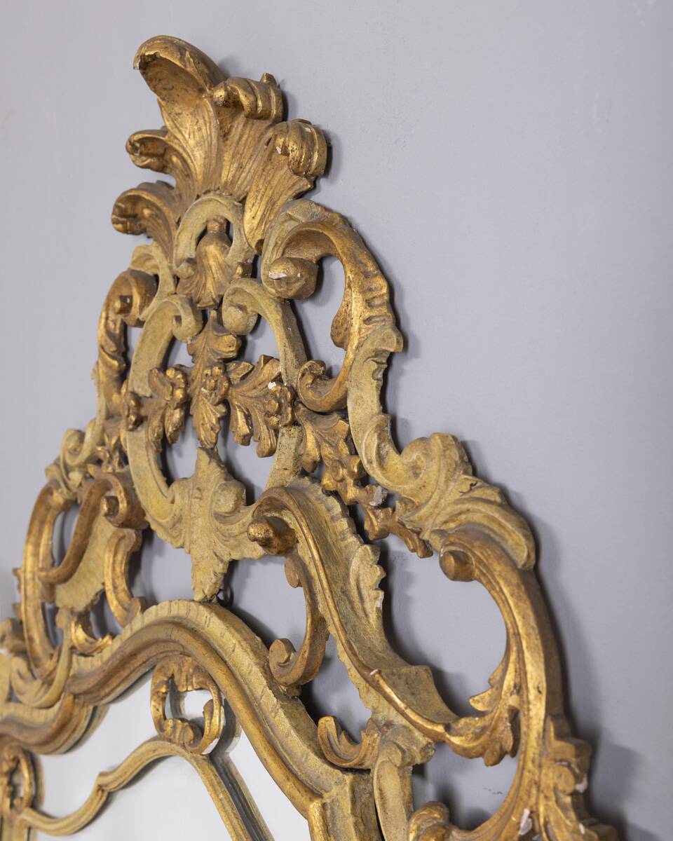 MIROIR MURAL DU DÉBUT DU XXE SIÈCLE EN BOIS DORÉ DE STYLE BAROQUE