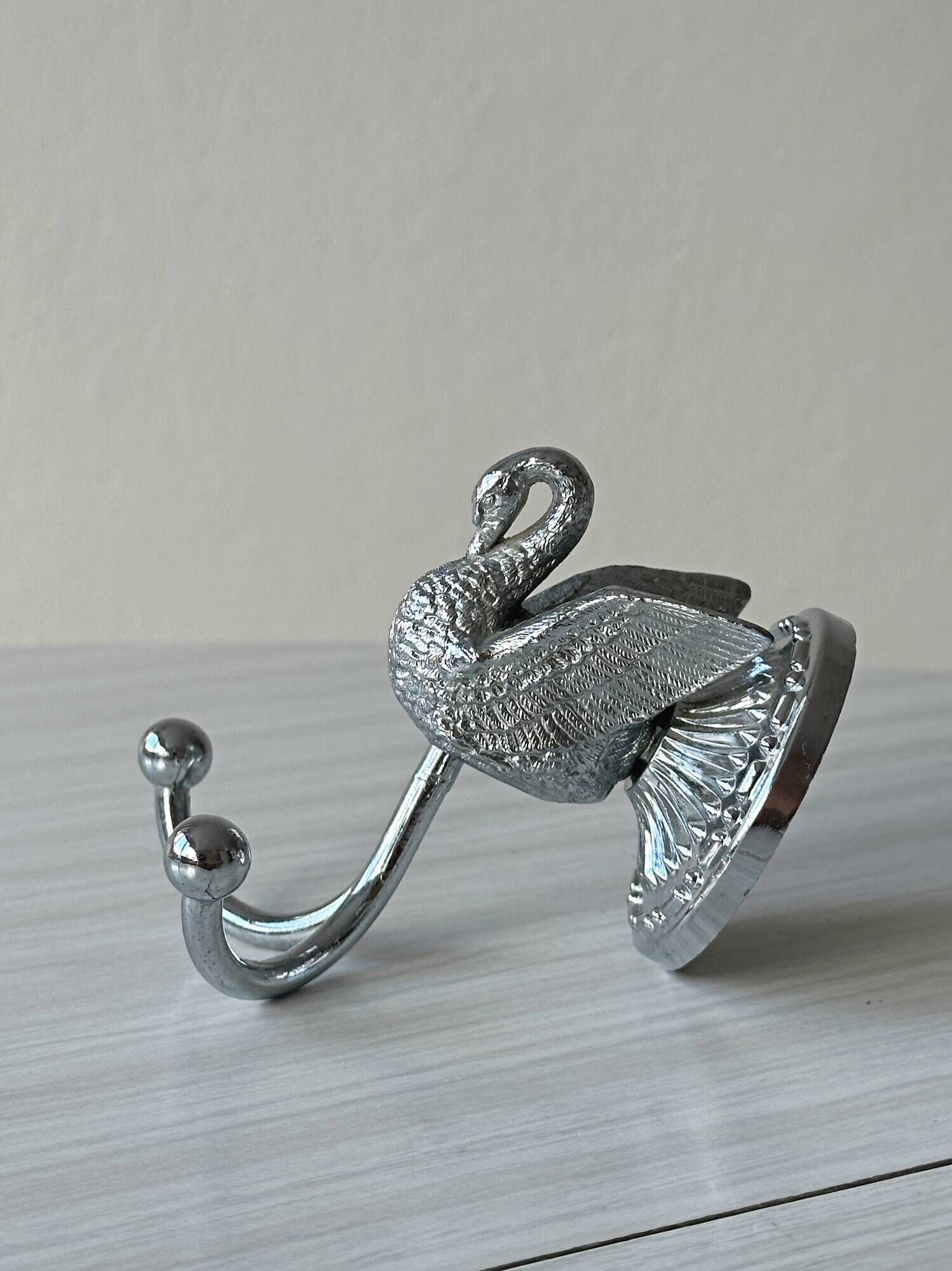 Pair of metal swan wall hooks