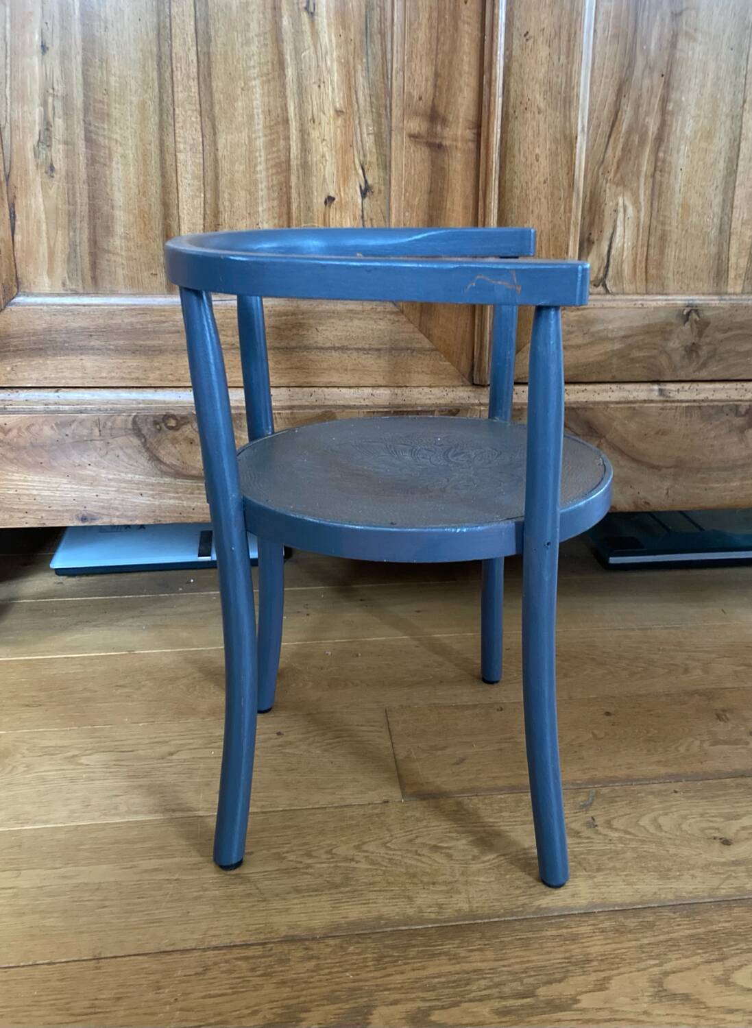 Curved wooden armchair from the late 19th/early 20th century.