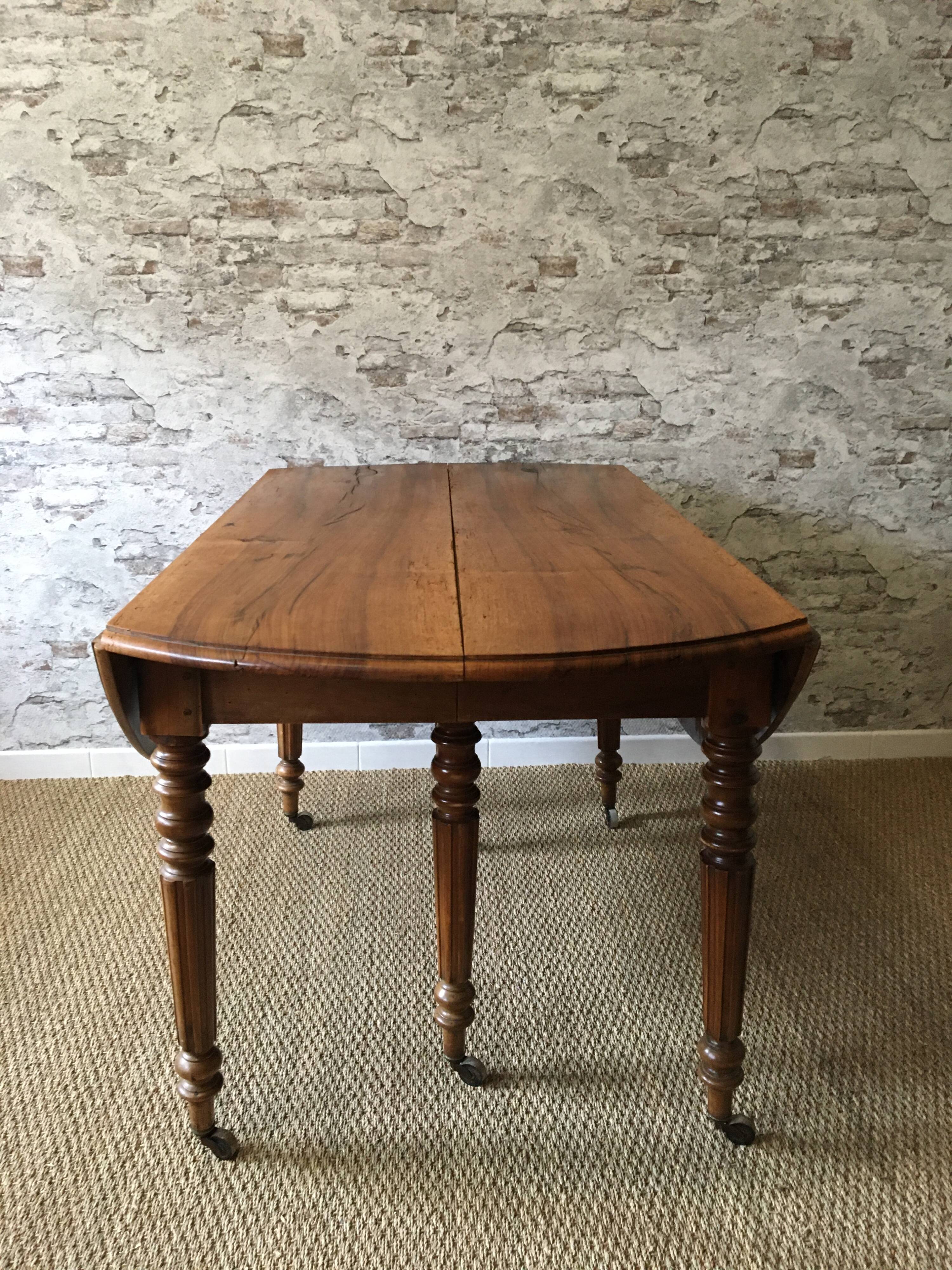 Extendable cherry round table