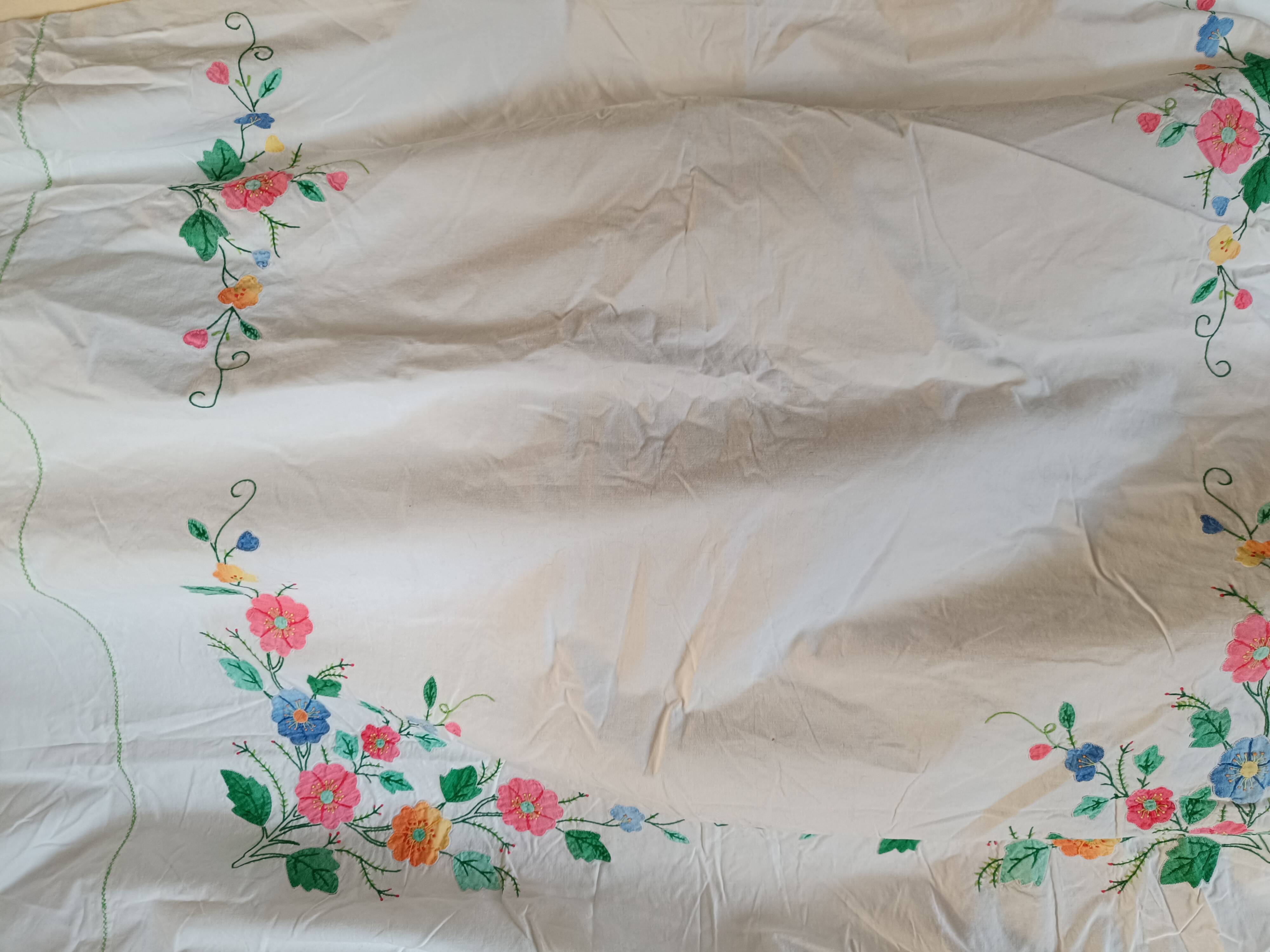Grande mappe blanche avec insertion fleurs couleurs et broderies.