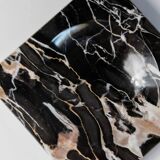 Cendrier vintage en marbre noir, beige et blanc avec base en tissu rouge - Design italien des années 1970, sculpture de bureau lourde