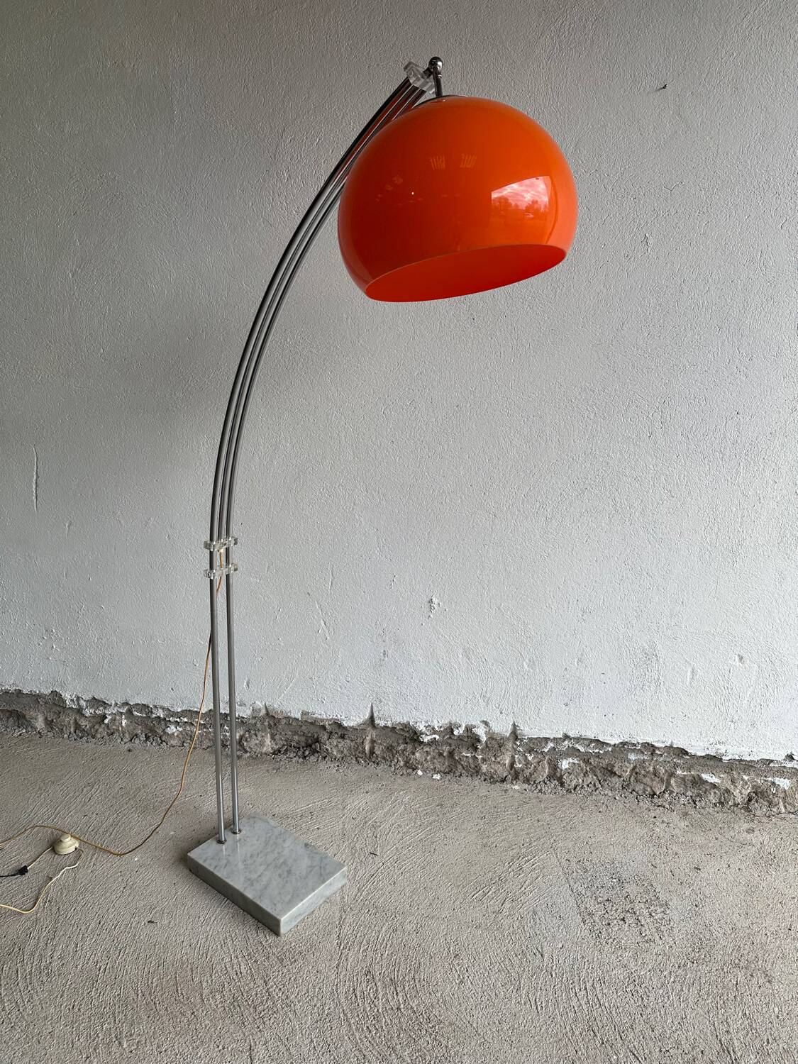 Lampadaire arc orange, design Italien 1970