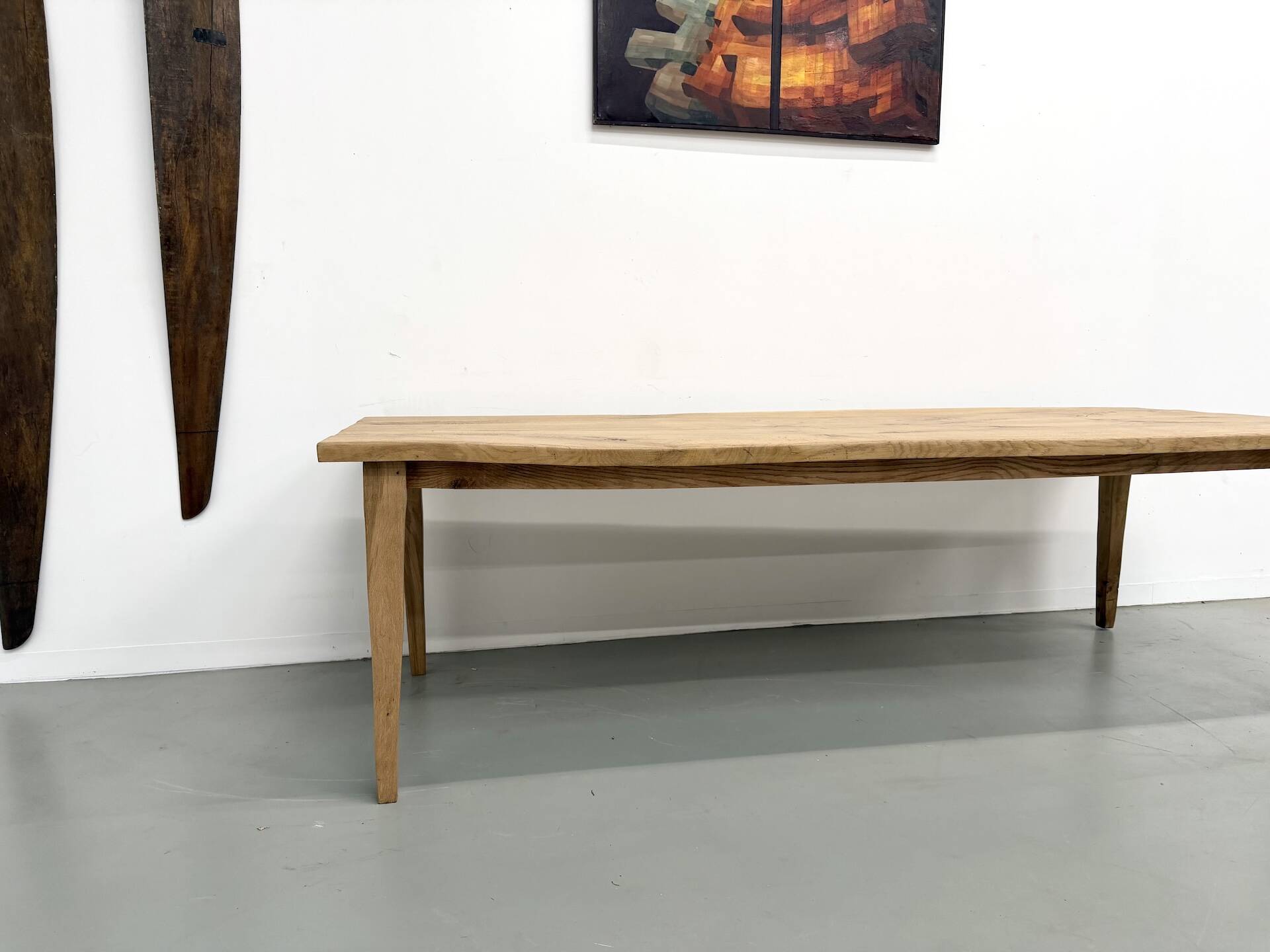 Grande table de salle à manger en chêne massif, au format XXL.