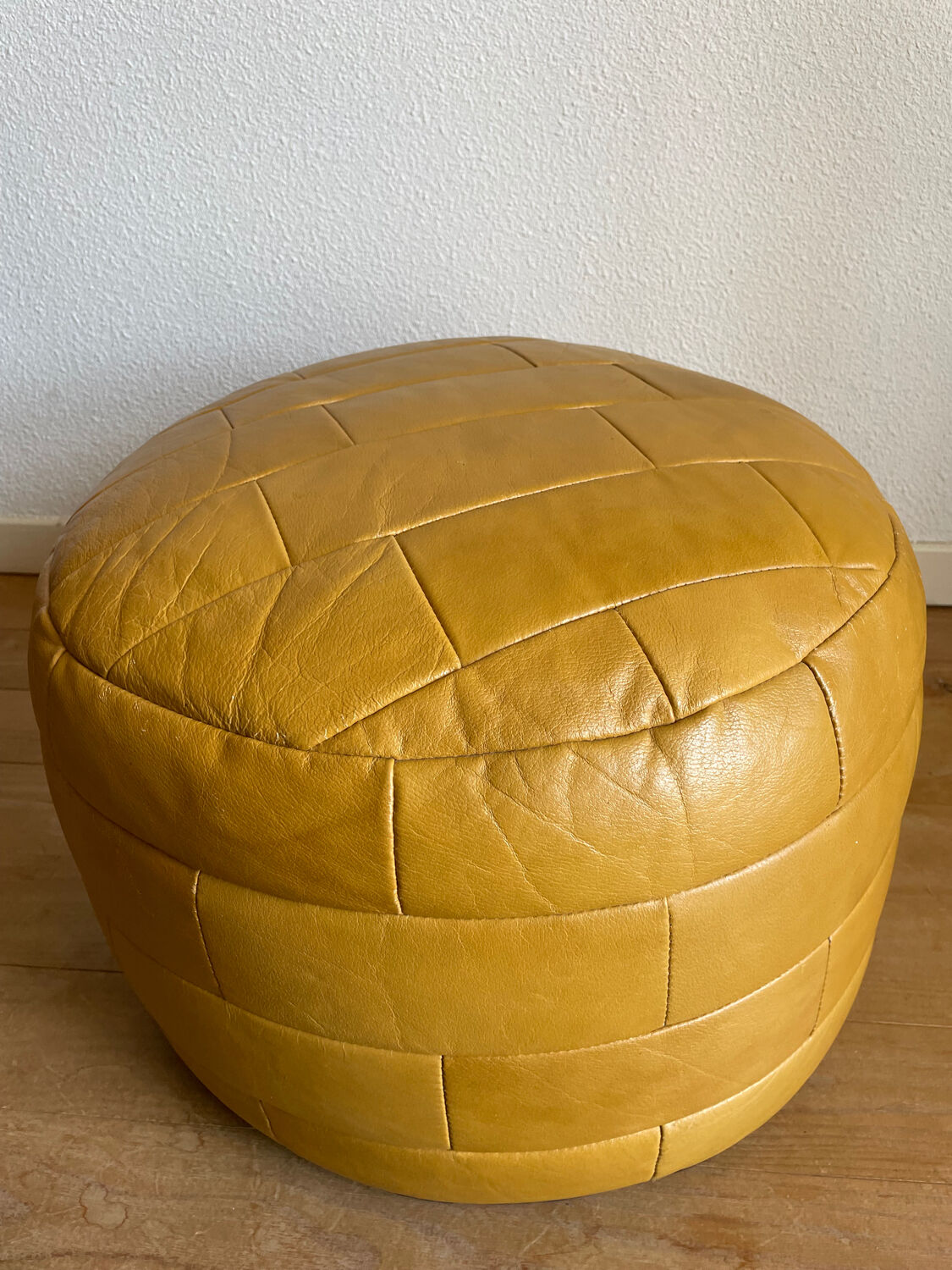 2 poufs moutarde patchwork en cuir de Sède