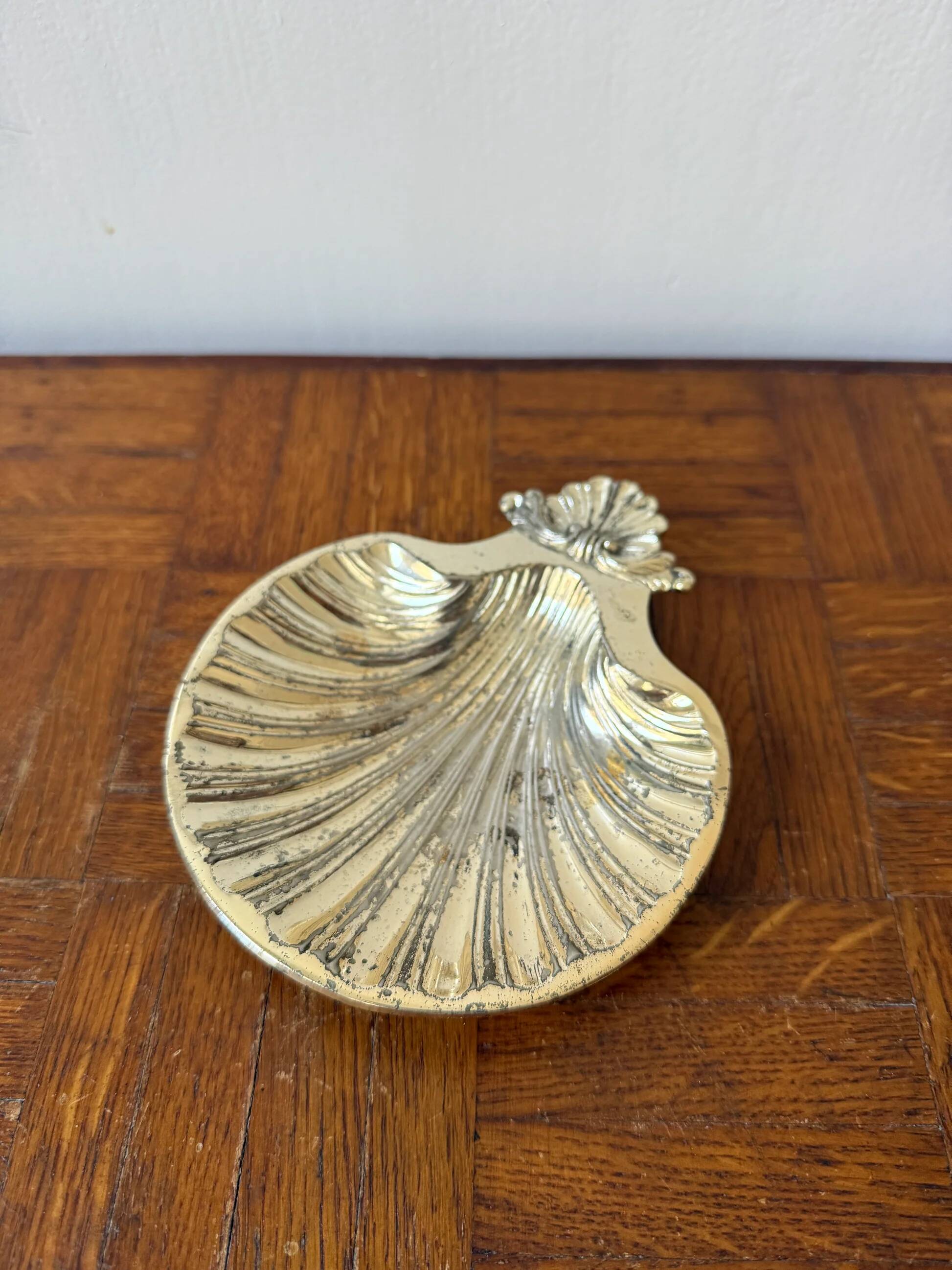 Silver-plated shell dish