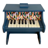 Piano en bois pour enfant bleu nuit et tissu coloré