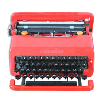Writing portable Olivetti Valentine Ettore Sottsass 1969 vintage machine