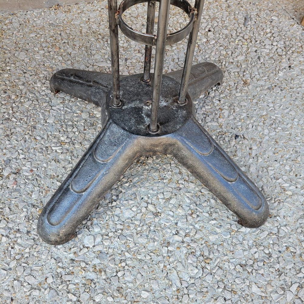 Round garden table