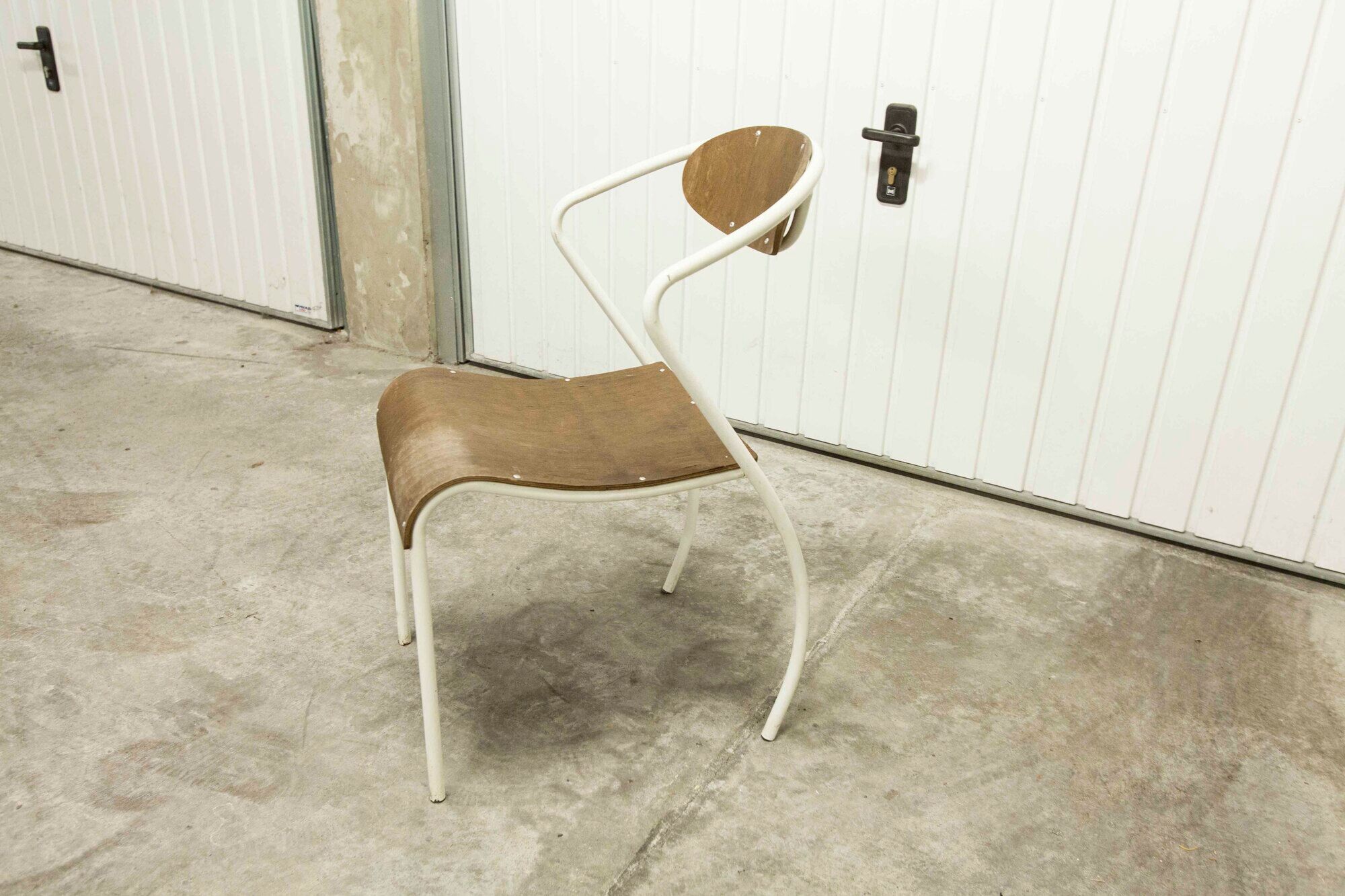 Atypical chair of the 70s metal and wood