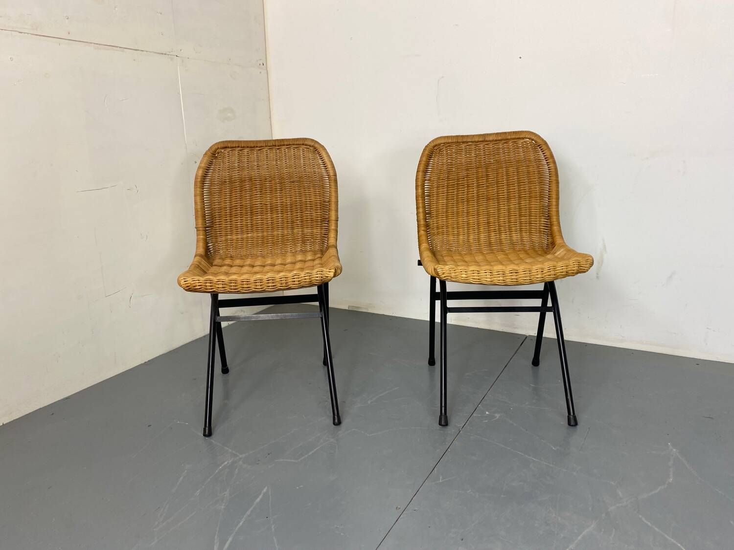 Set of 2 mid-century modernist wicker and black steel dining chairs, 1950s