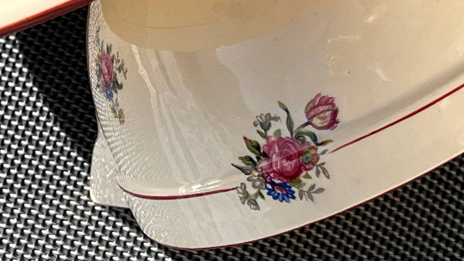 Salins sauce boat with integrated saucer