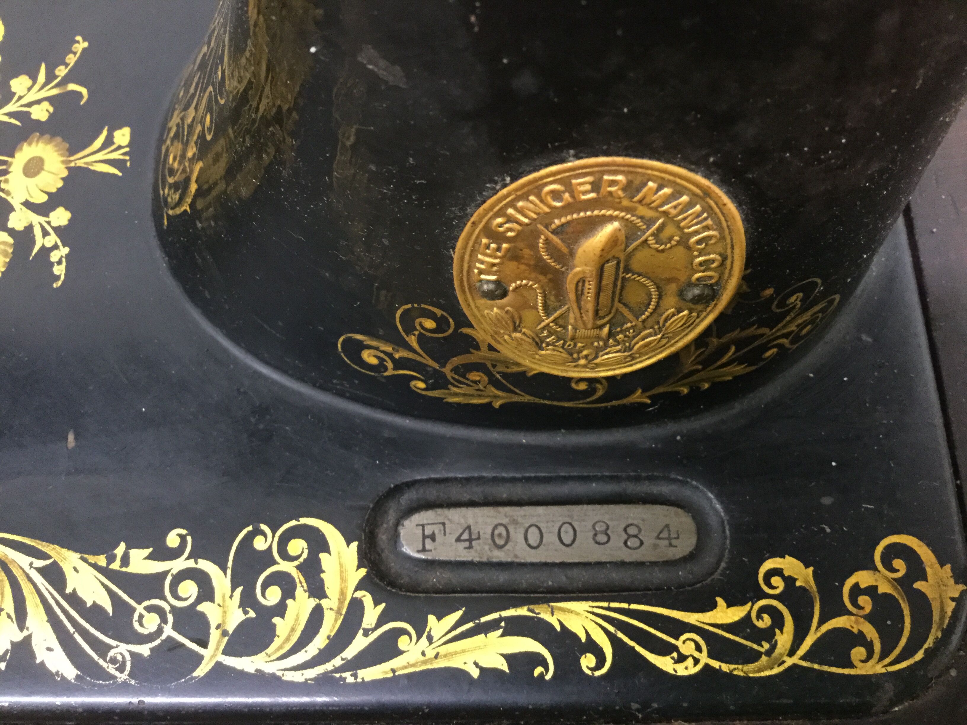 Sewing machine Singer