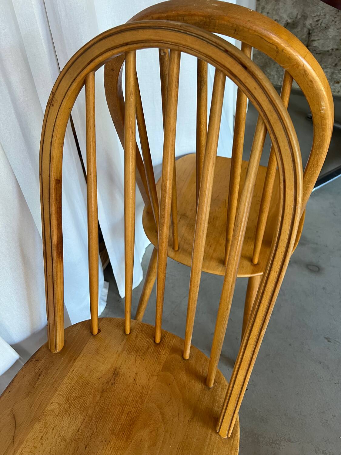 Paire de chaises scandinaves en bois clair
