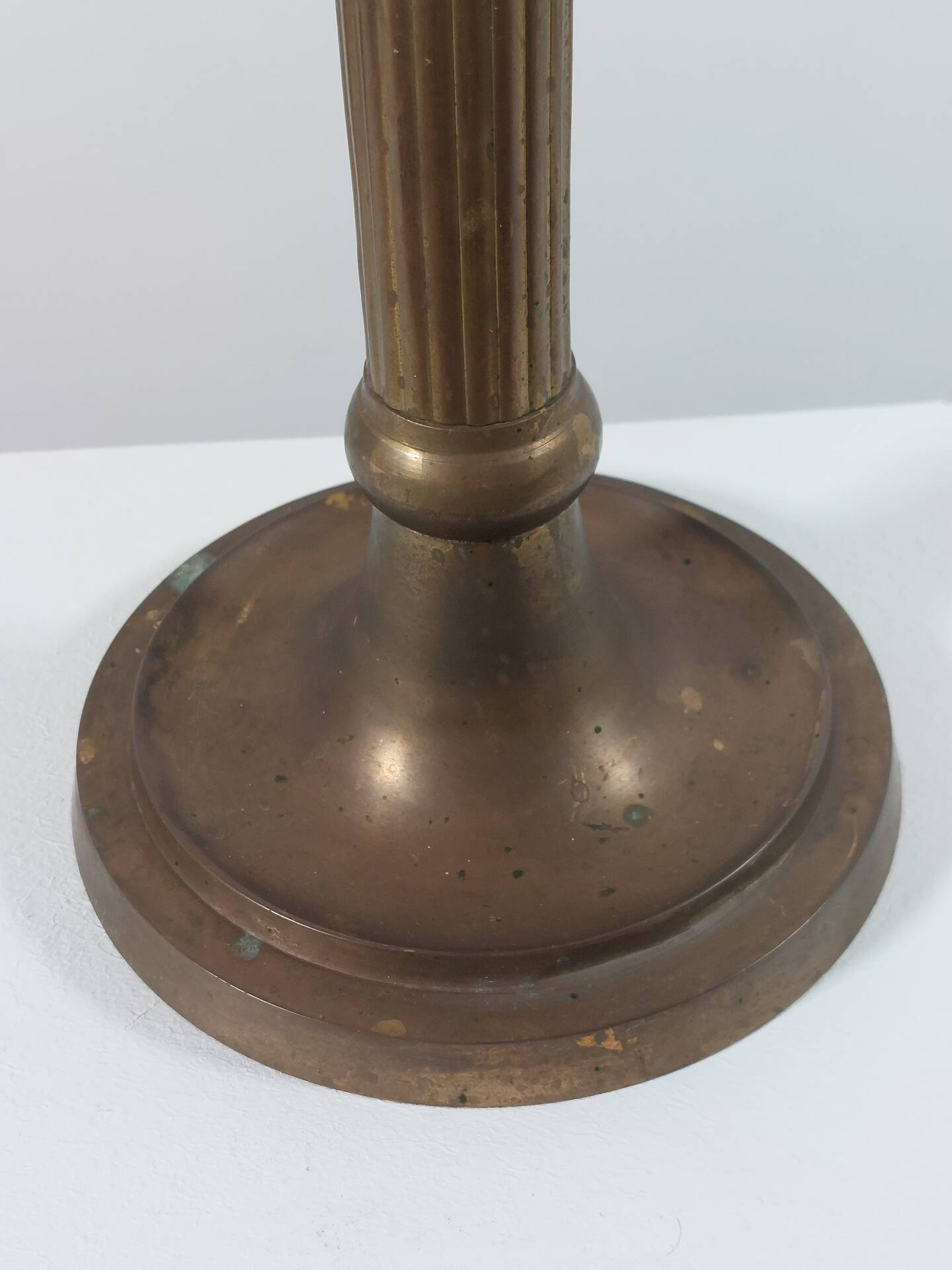 Bougeoir en laiton patiné antique décor colonne Empire