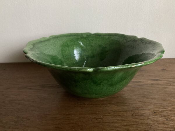 Saladier centre de table 1960 en terre vernissée de Biot à festons vert XL