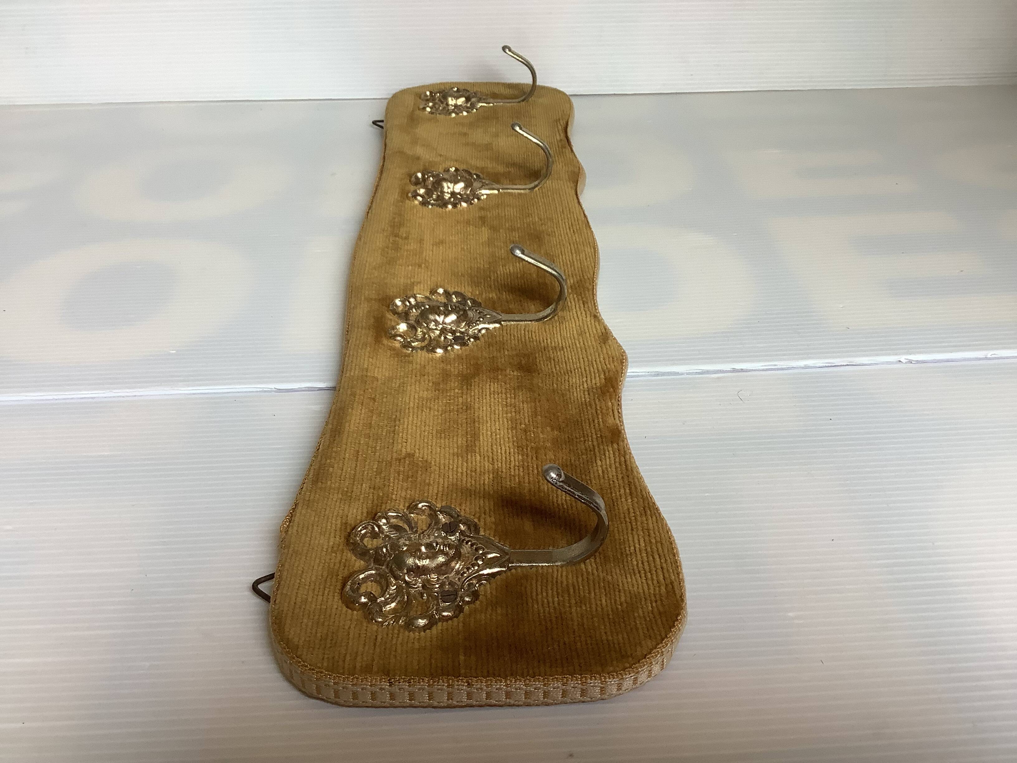 Porte manteau baroque velours ocre