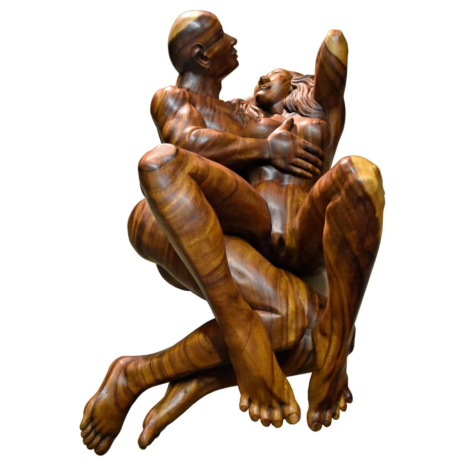 Table basse en bois exotique de monkey pod sculptée à la main représentant un couple enlacé.